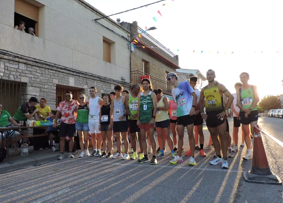 Corredores con organizadores en la salida