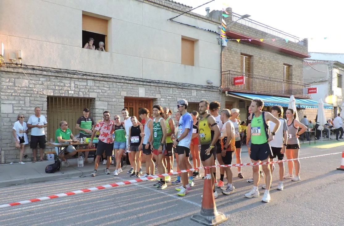 Corredores con organizadores en la salida