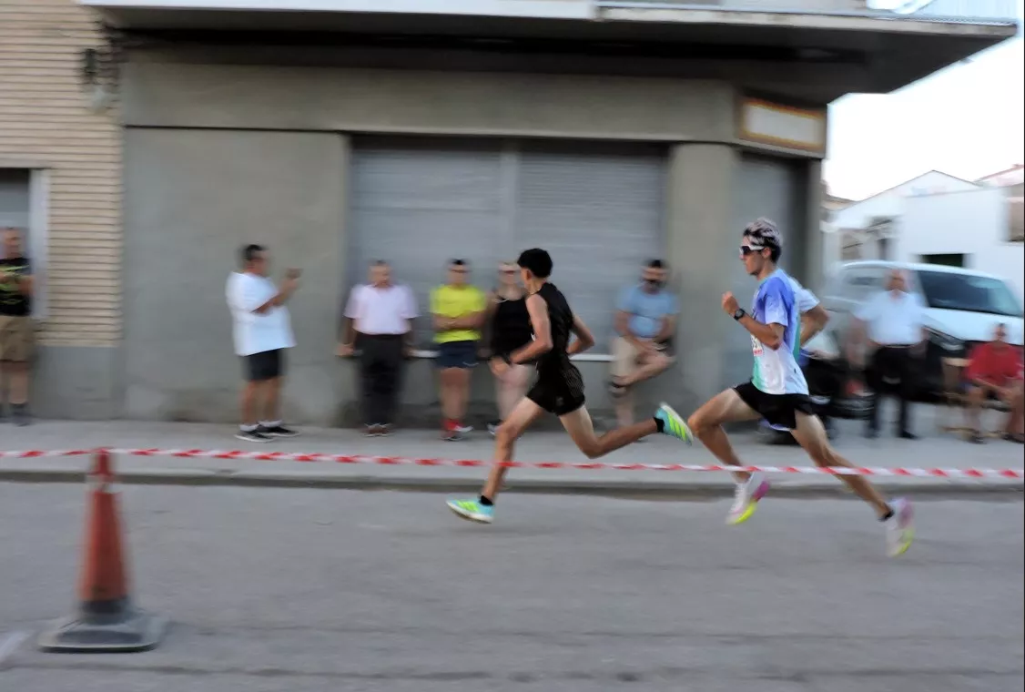 Hamza El Amraouy y Diego Bernad disputando una prima