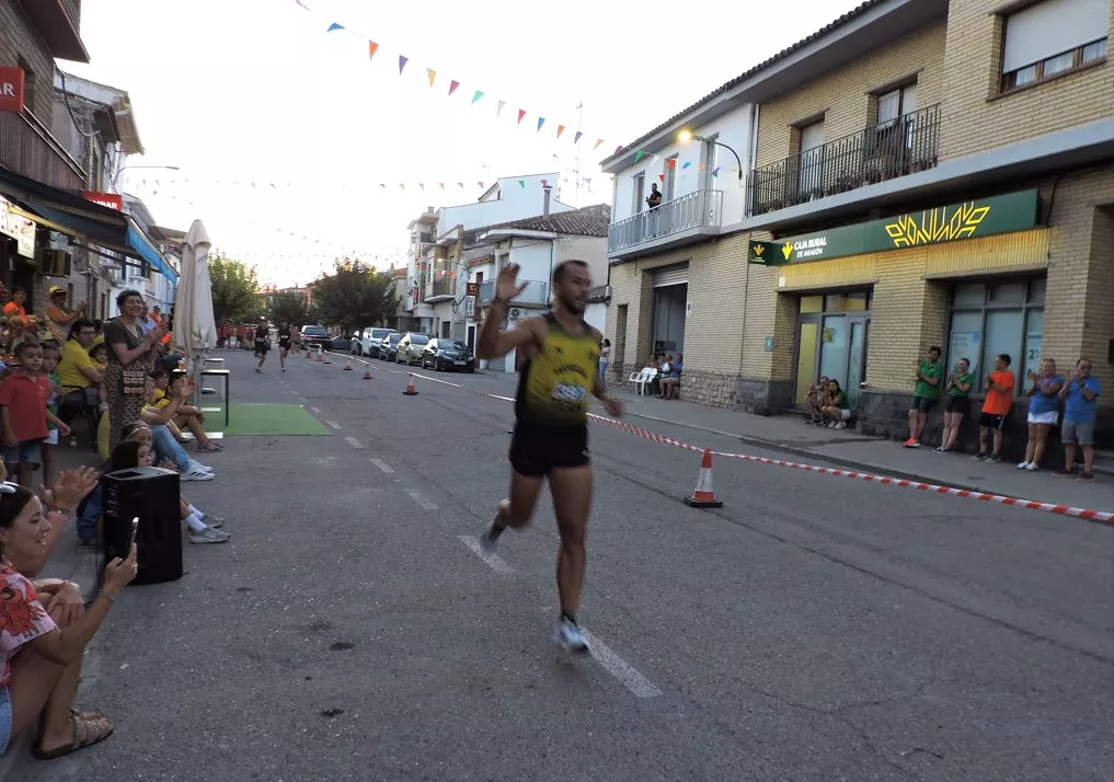 Iván Suelves, vencedor local llegando a meta