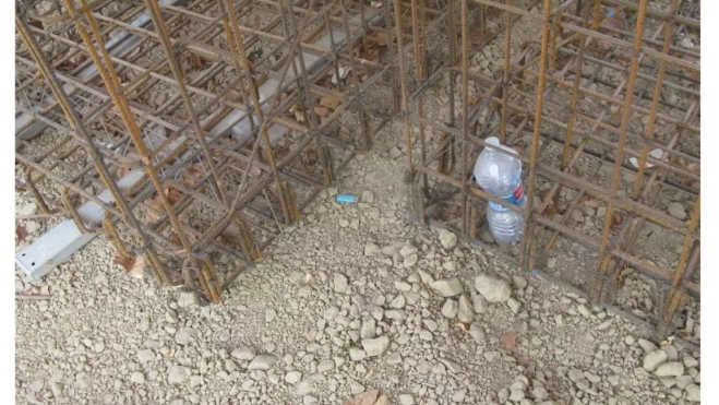 Detalle de la ubicación del mechero y una botella de plástico
