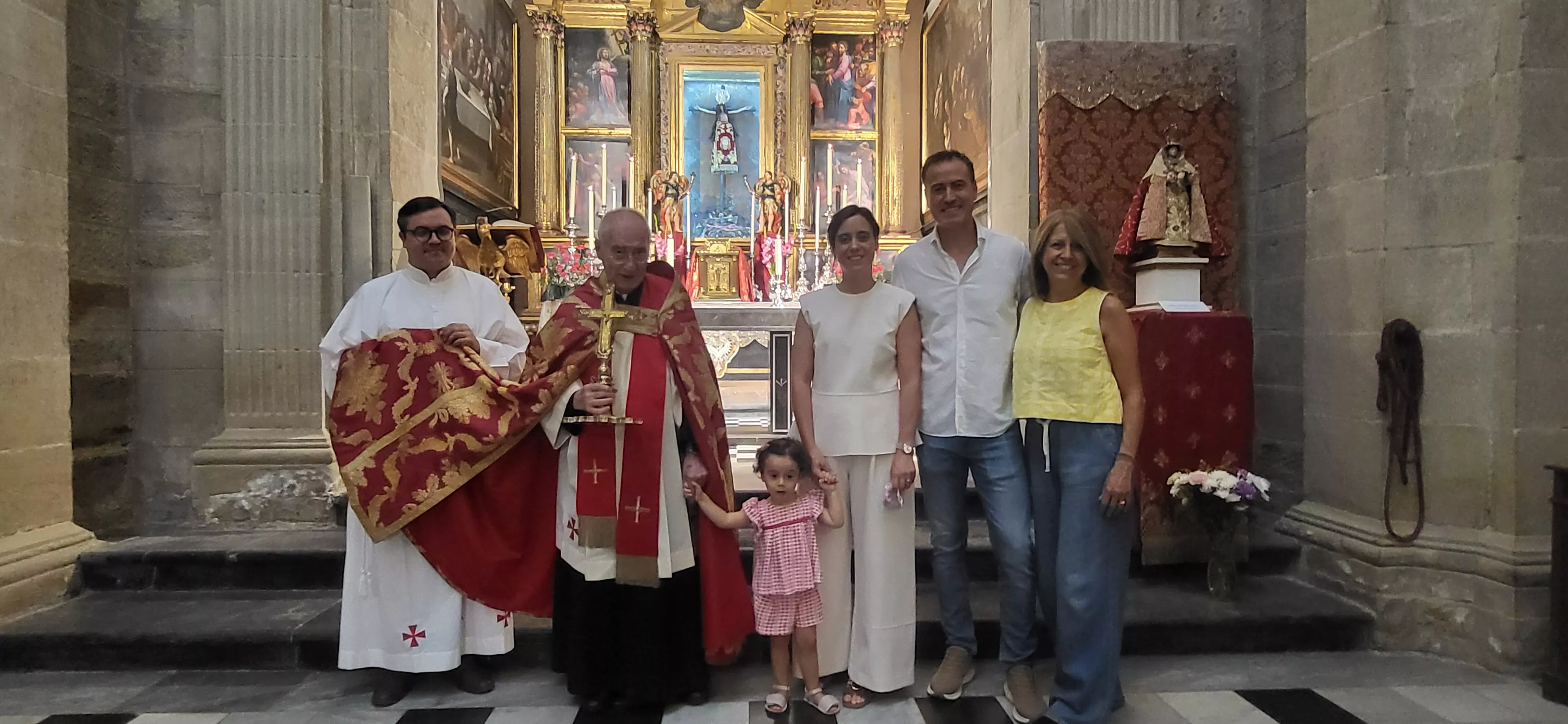 Bendición de niños y niñas ante el Santo Cristo de los Milagros. Foto Mercedes Manterola