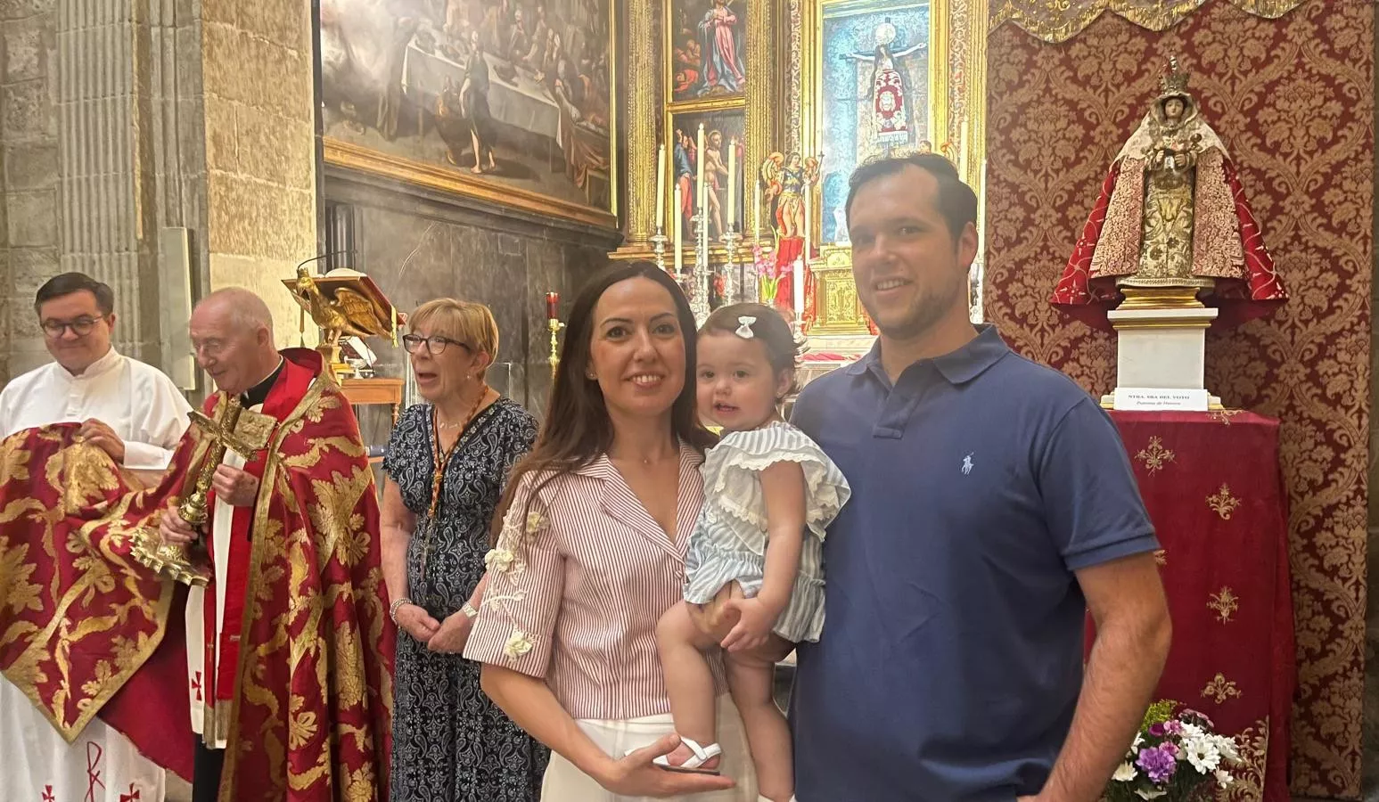 Bendición de niños y niñas ante el Santo Cristo de los Milagros. Foto Mercedes Manterola