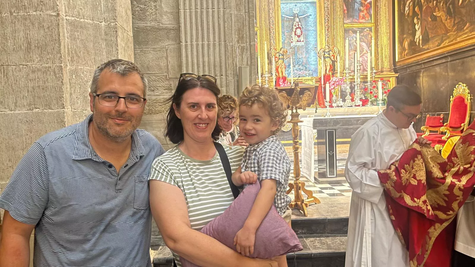 Bendición de niños y niñas ante el Santo Cristo de los Milagros. Foto Mercedes Manterola