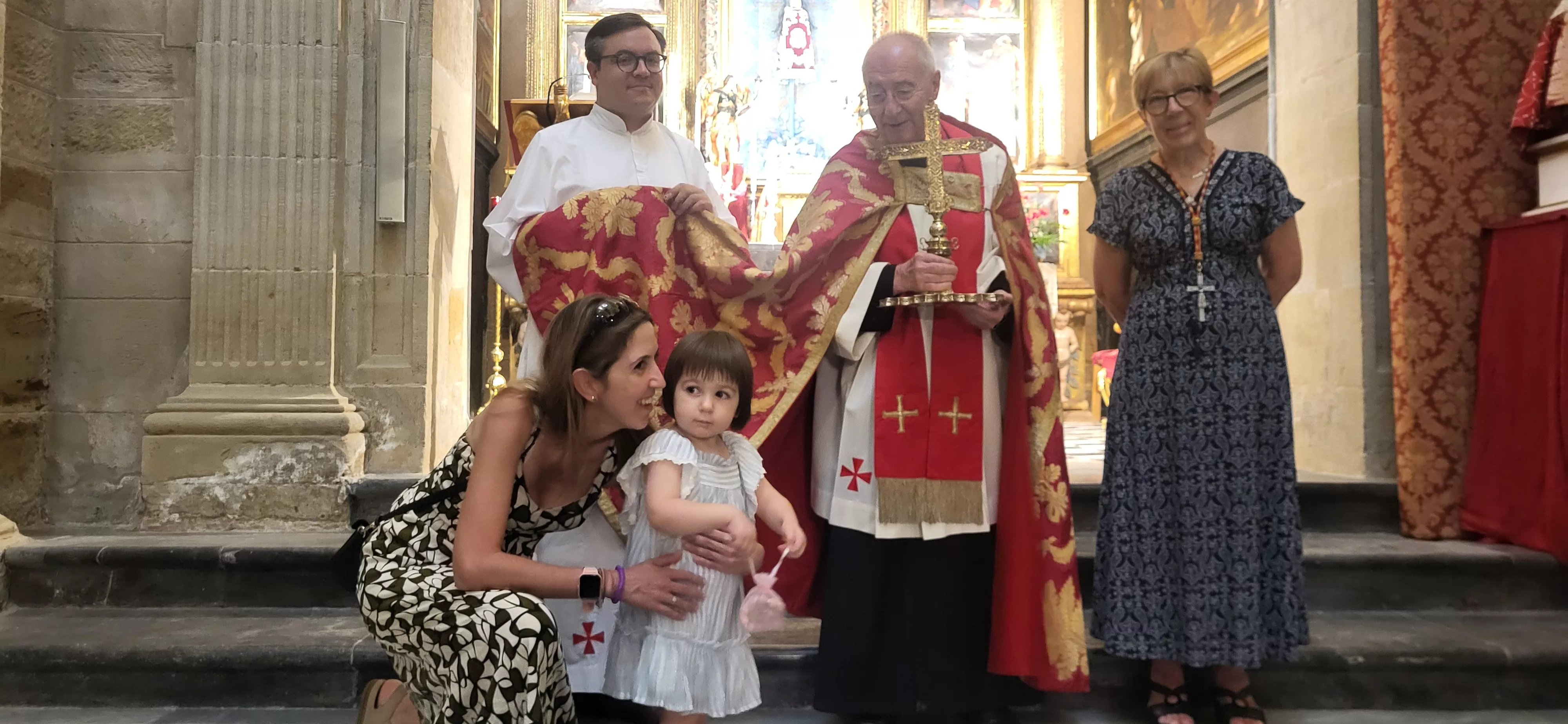 Bendición de niños y niñas ante el Santo Cristo de los Milagros. Foto Mercedes Manterola