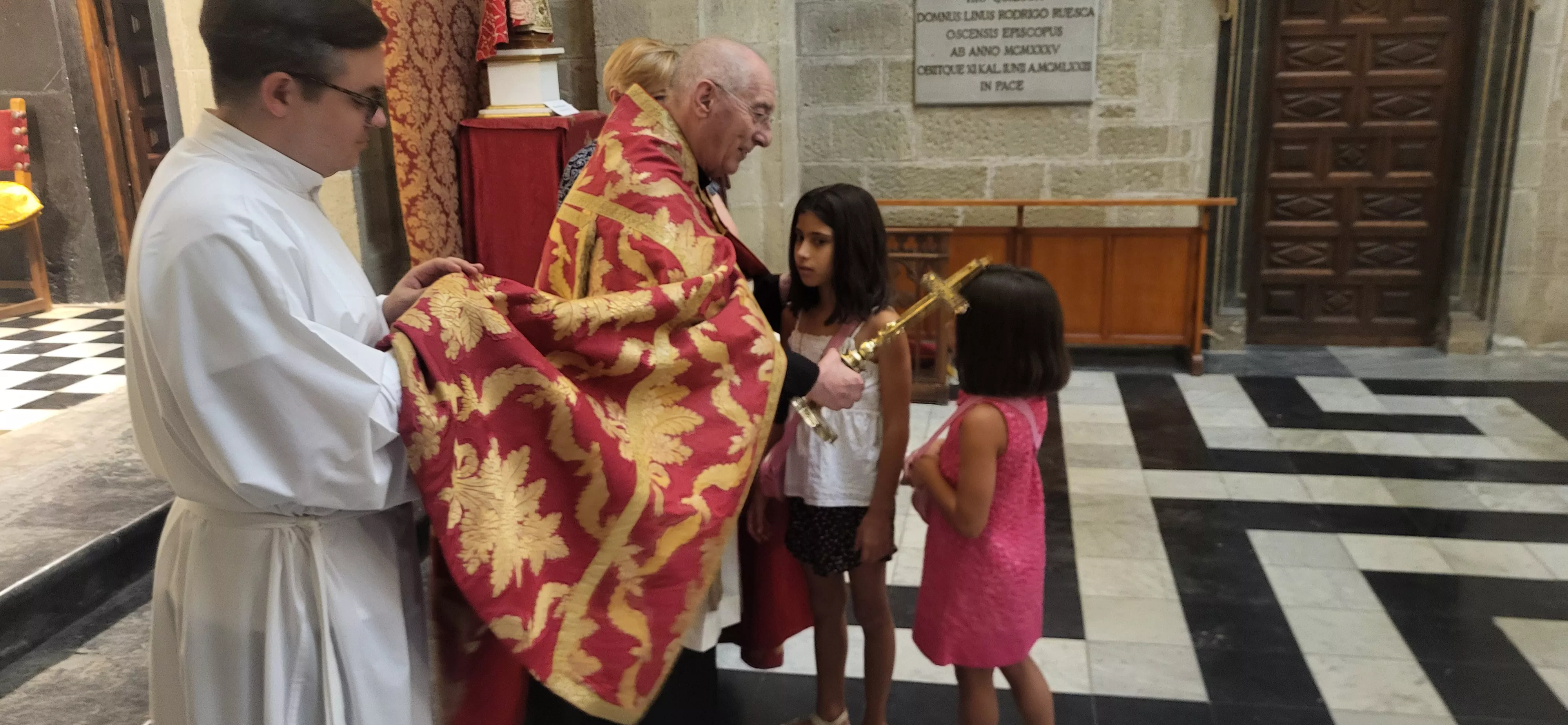 Bendición de niños y niñas ante el Santo Cristo de los Milagros. Foto Mercedes Manterola