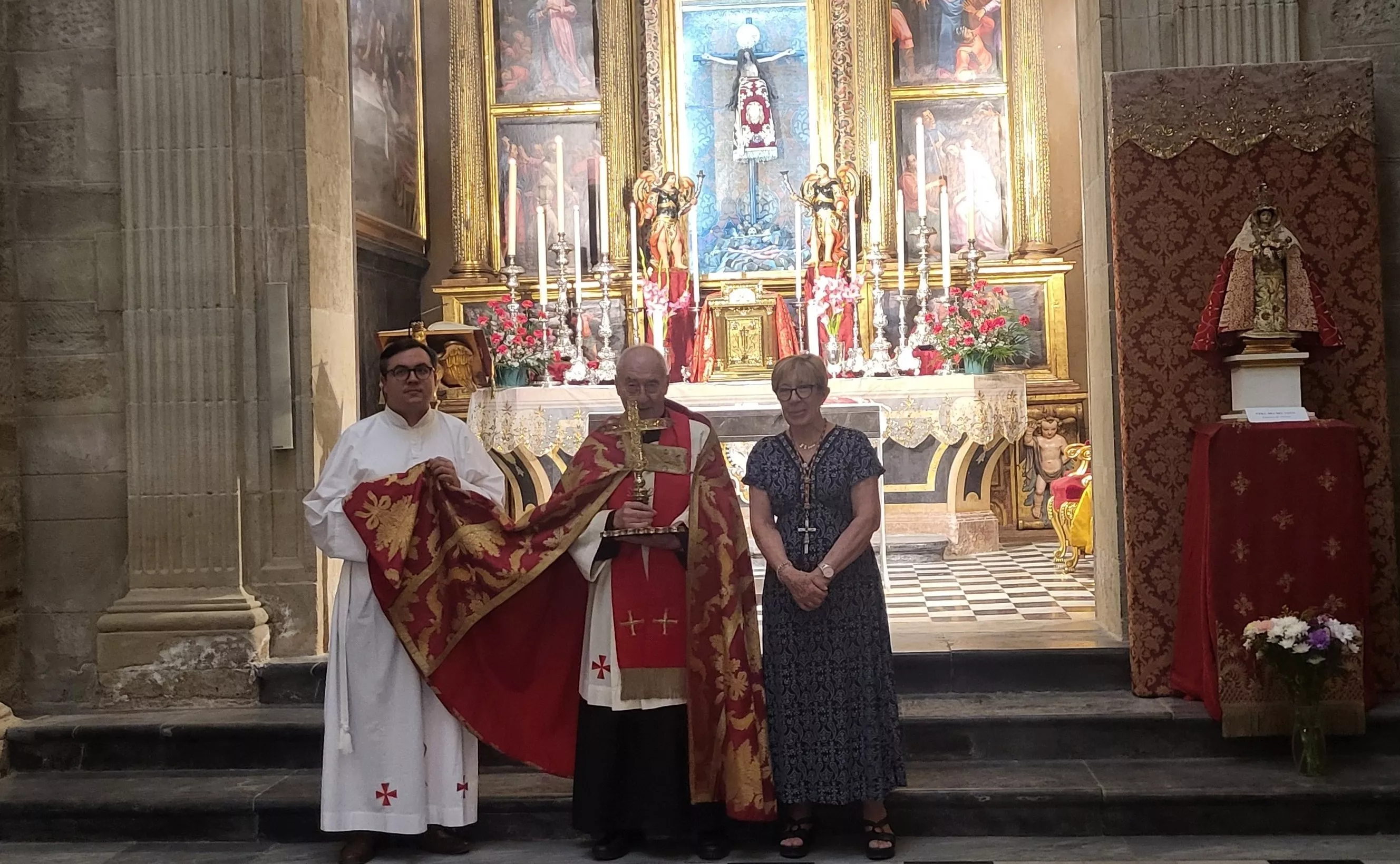 Bendición de niños y niñas ante el Santo Cristo de los Milagros. Foto Mercedes Manterola