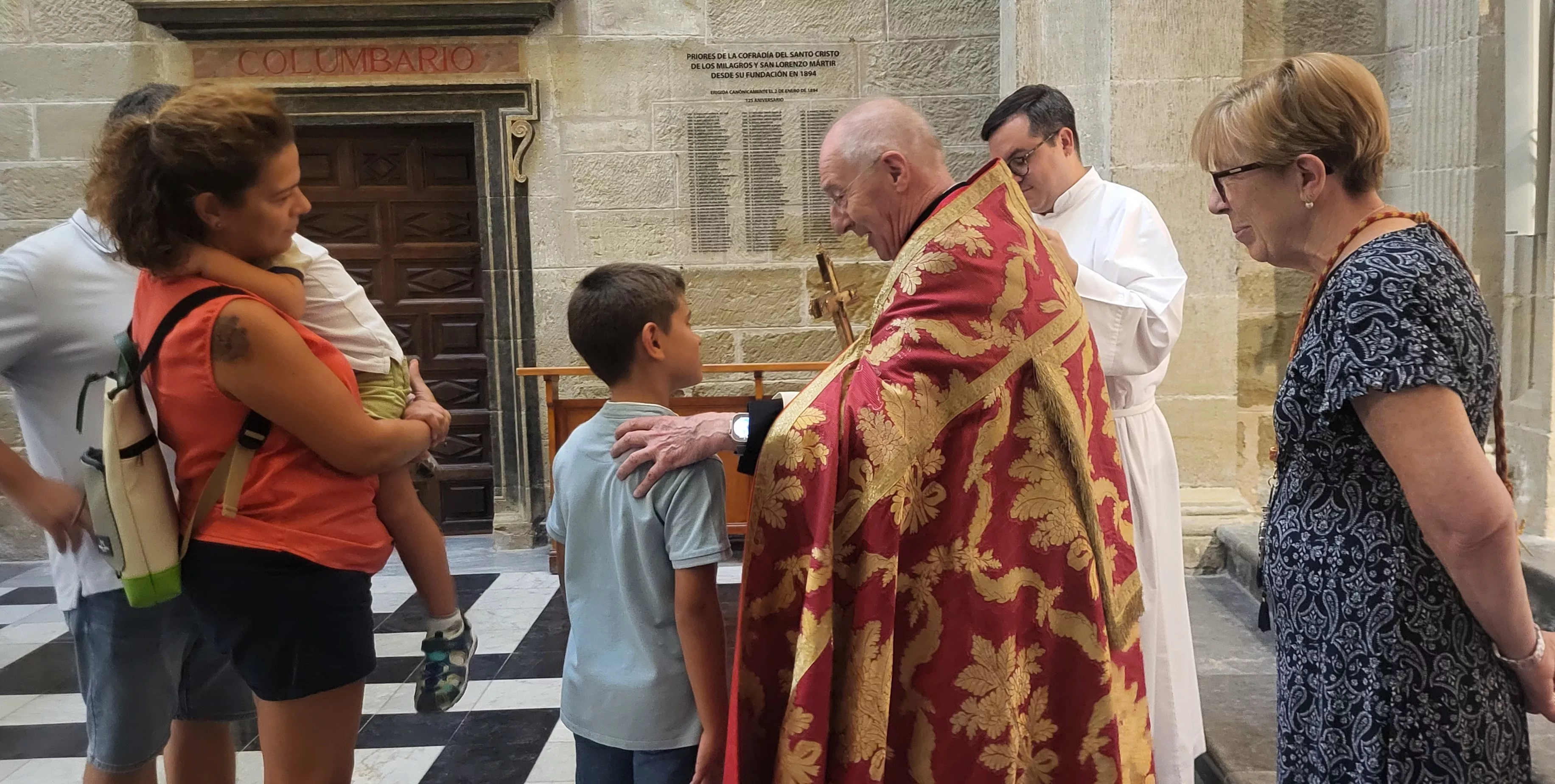 Bendición de niños y niñas ante el Santo Cristo de los Milagros. Foto Mercedes Manterola