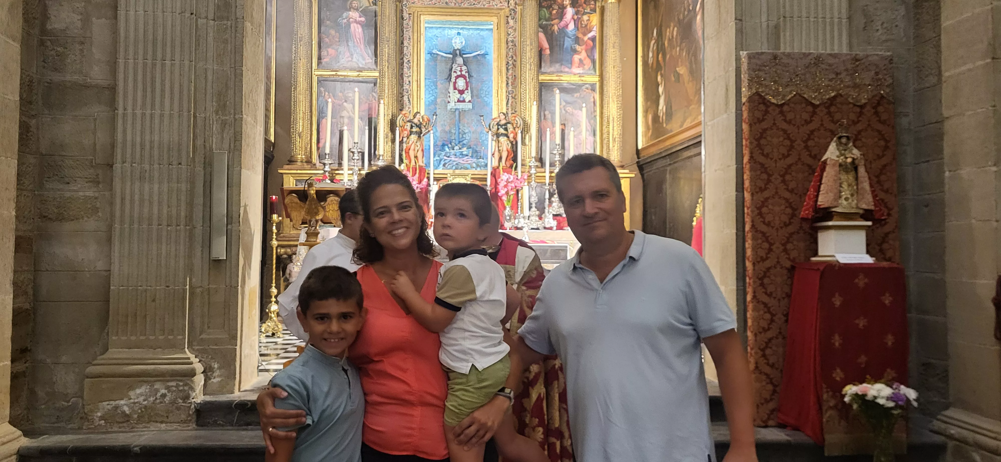 Bendición de niños y niñas ante el Santo Cristo de los Milagros. Foto Mercedes Manterola