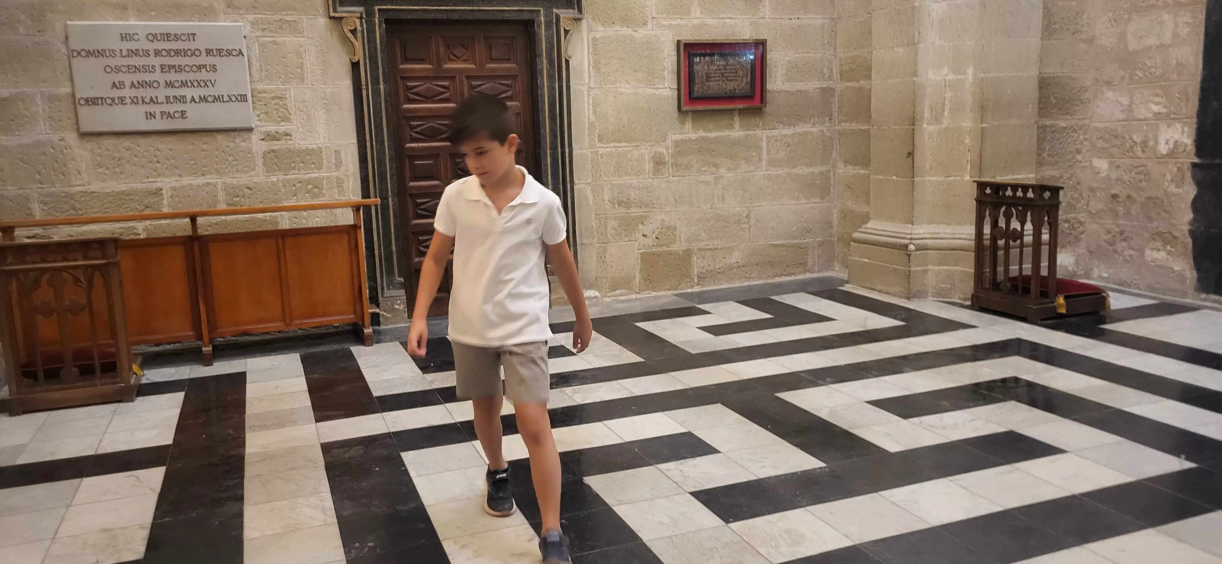 Bendición de niños y niñas ante el Santo Cristo de los Milagros. Foto Mercedes Manterola