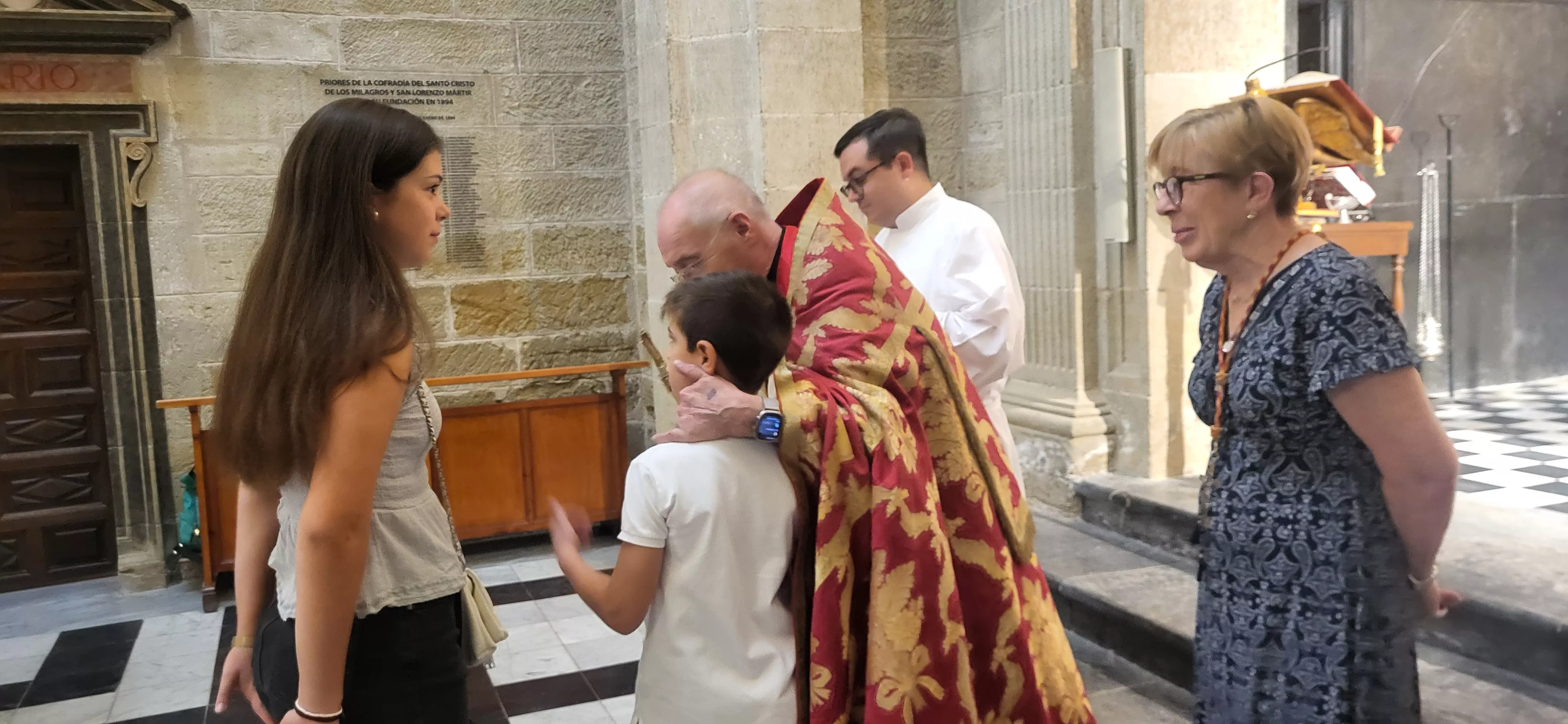 Bendición de niños y niñas ante el Santo Cristo de los Milagros. Foto Mercedes Manterola