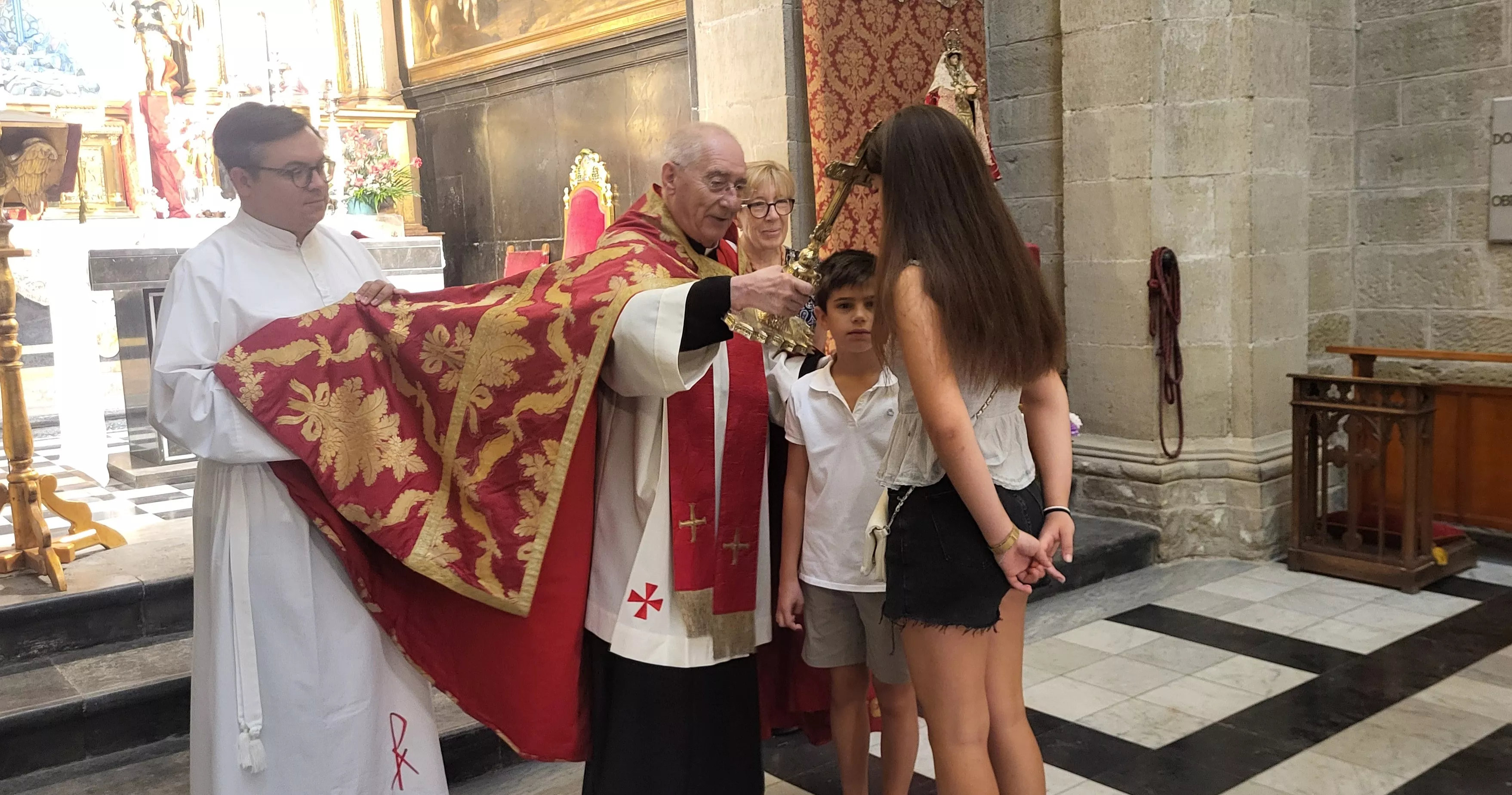 Bendición de niños y niñas ante el Santo Cristo de los Milagros. Foto Mercedes Manterola
