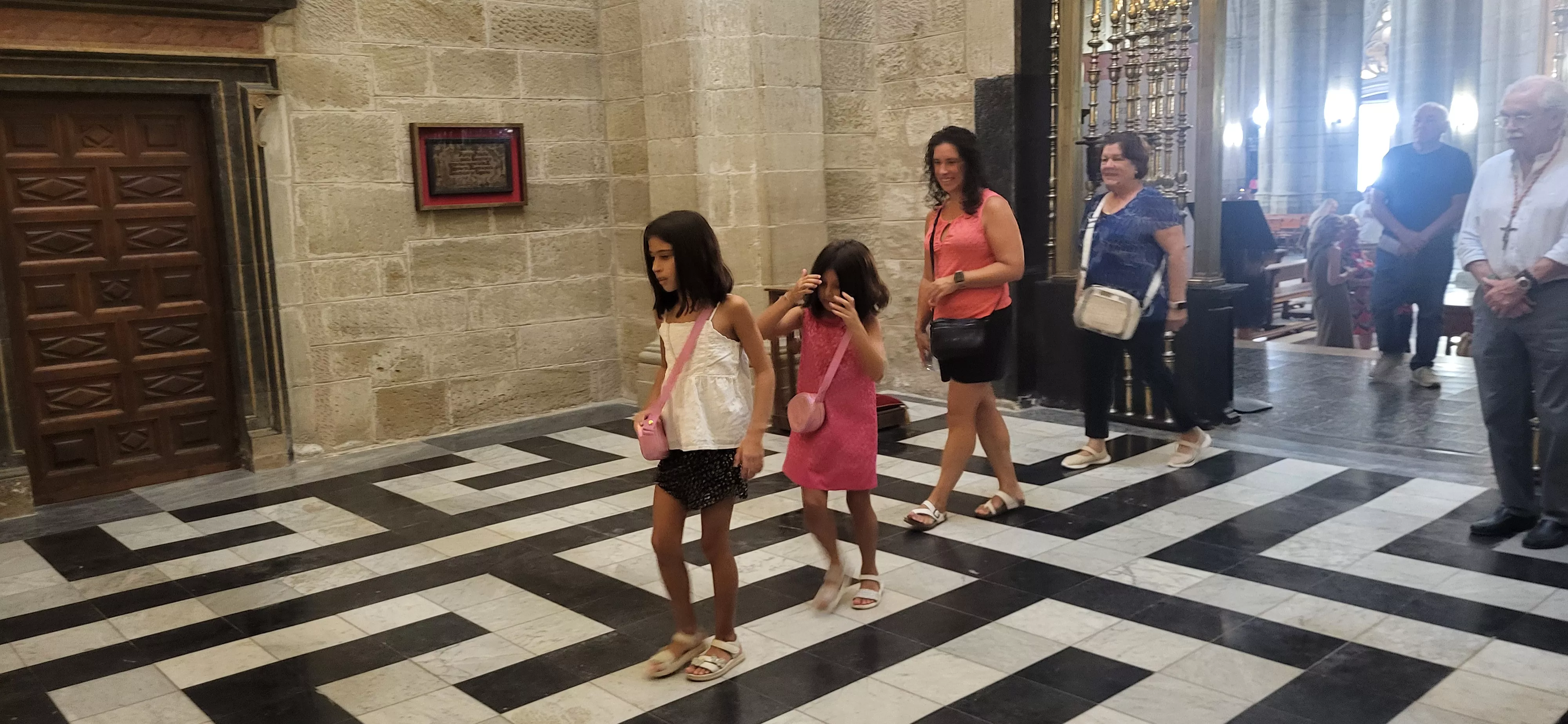 Bendición de niños y niñas ante el Santo Cristo de los Milagros. Foto Mercedes Manterola