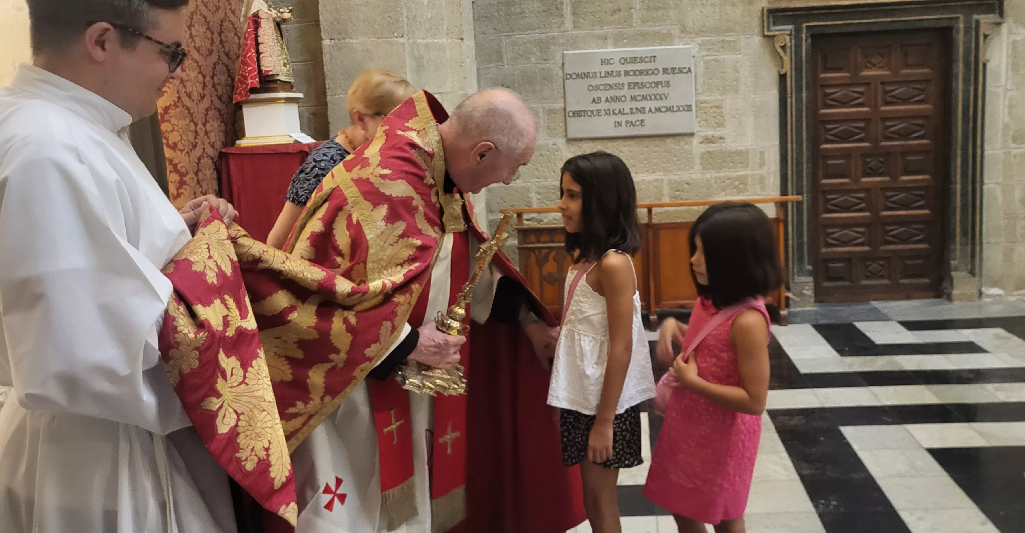 Bendición de niños y niñas ante el Santo Cristo de los Milagros. Foto Mercedes Manterola