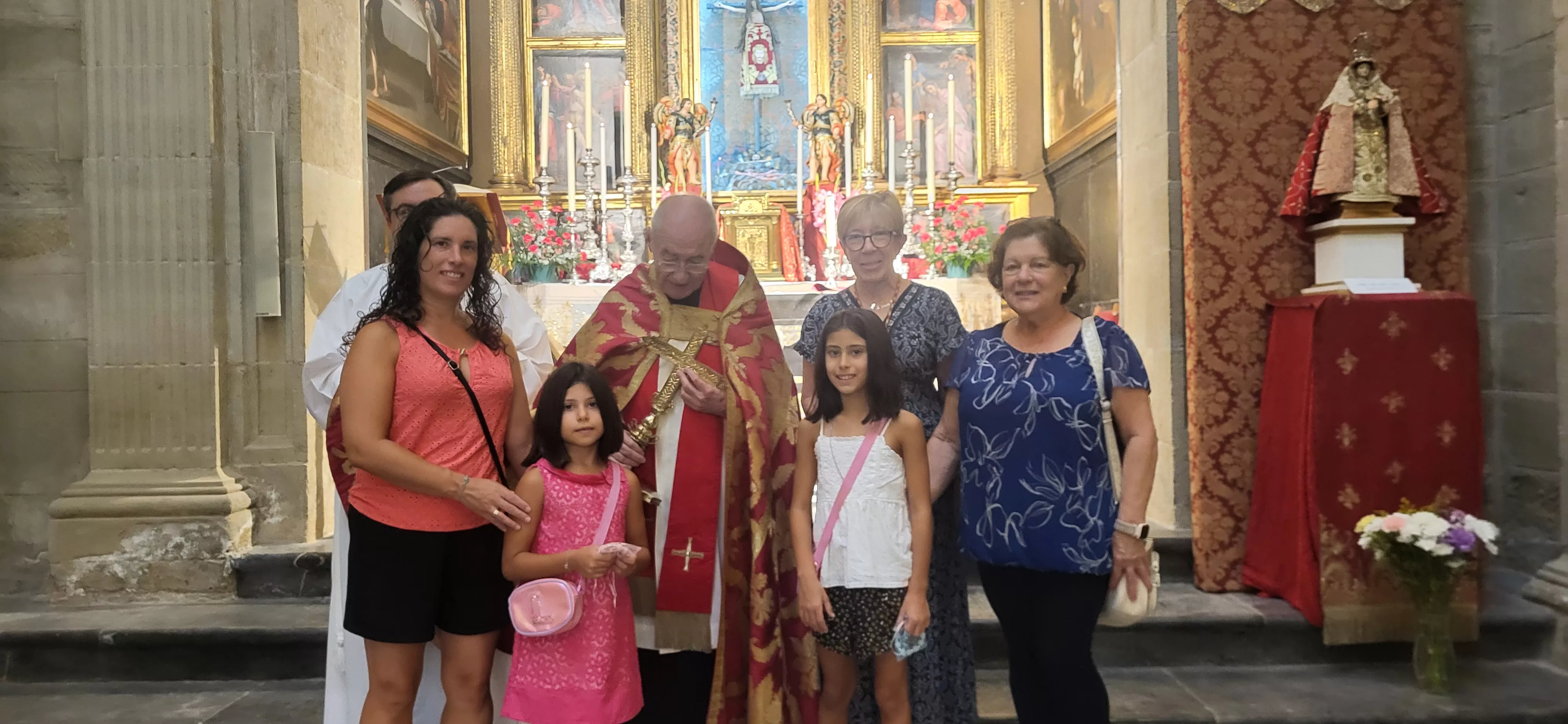 Bendición de niños y niñas ante el Santo Cristo de los Milagros. Foto Mercedes Manterola