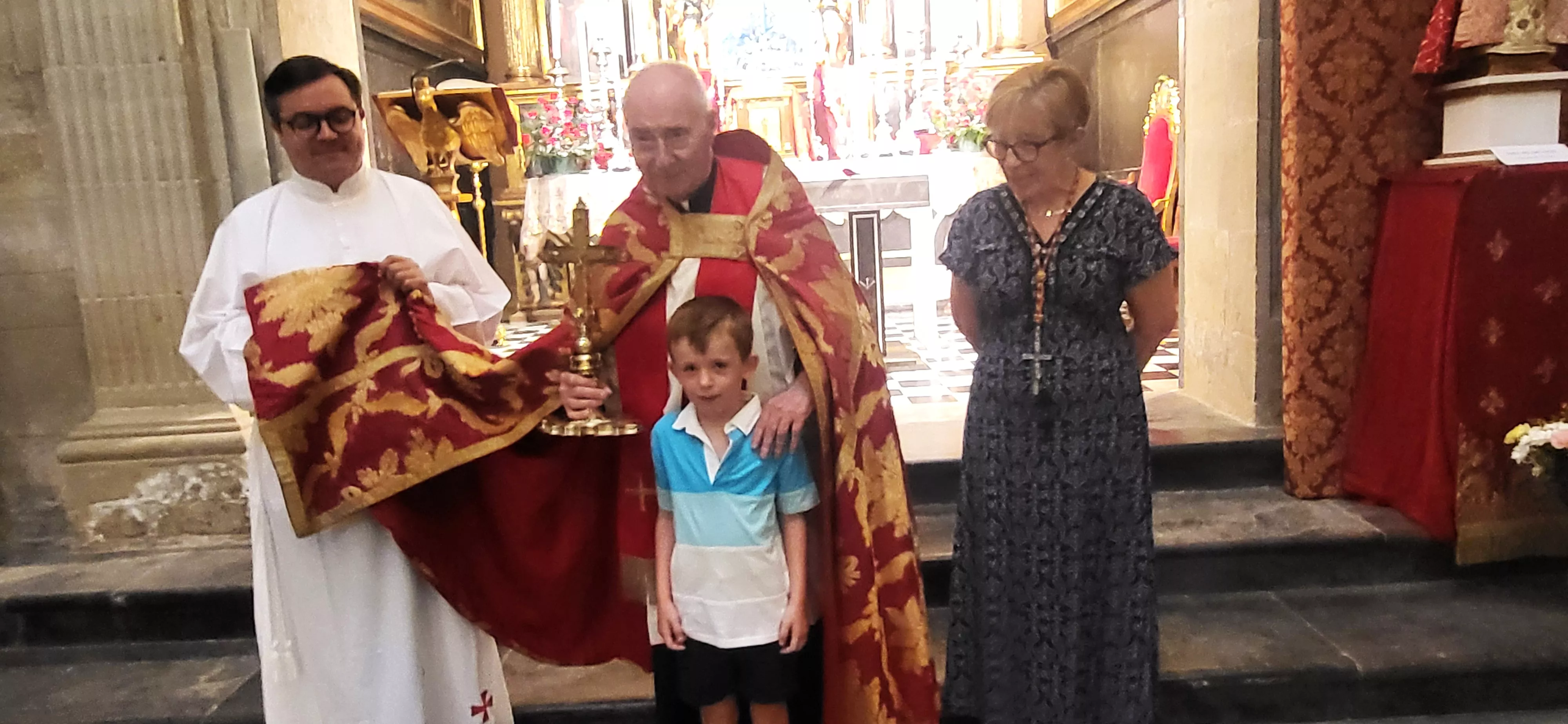 Bendición de niños y niñas ante el Santo Cristo de los Milagros. Foto Mercedes Manterola
