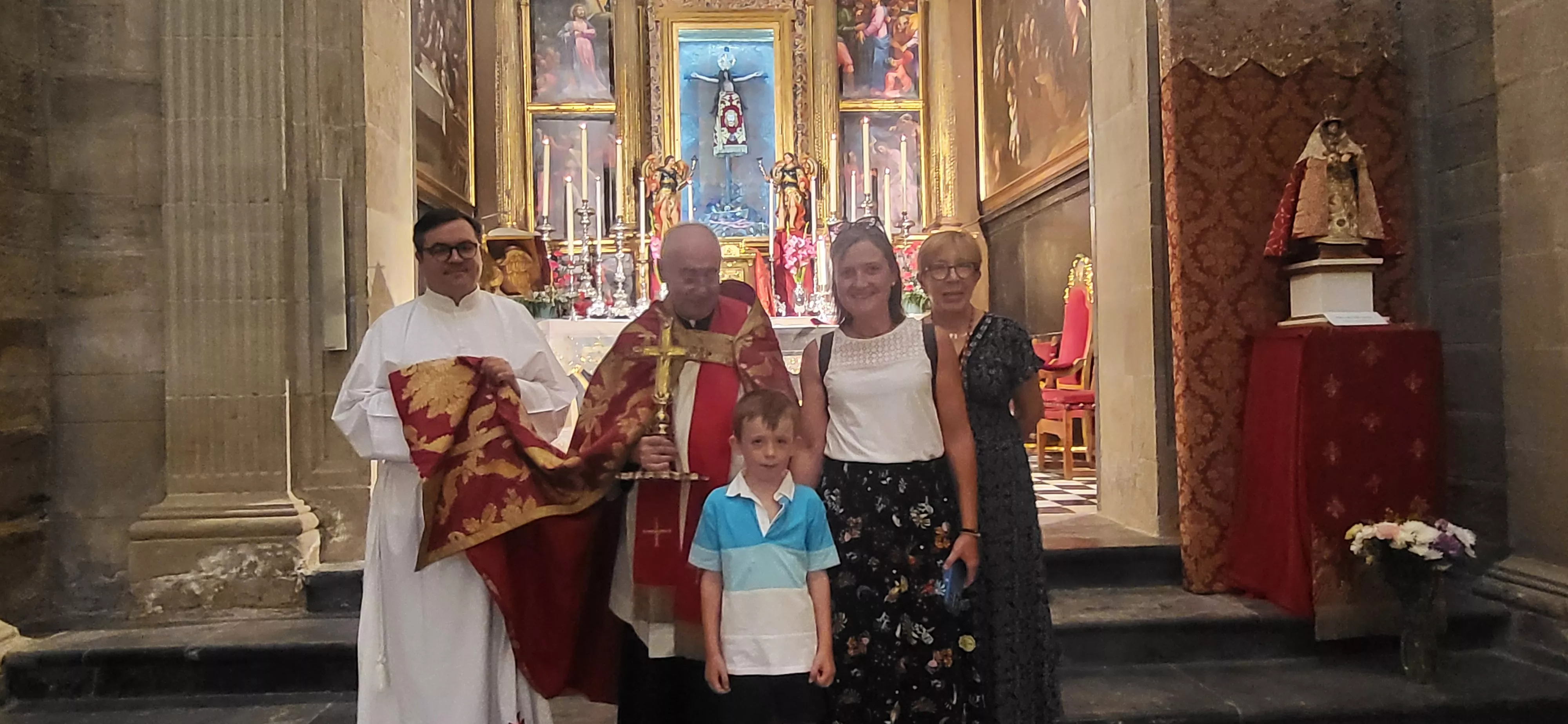 Bendición de niños y niñas ante el Santo Cristo de los Milagros. Foto Mercedes Manterola