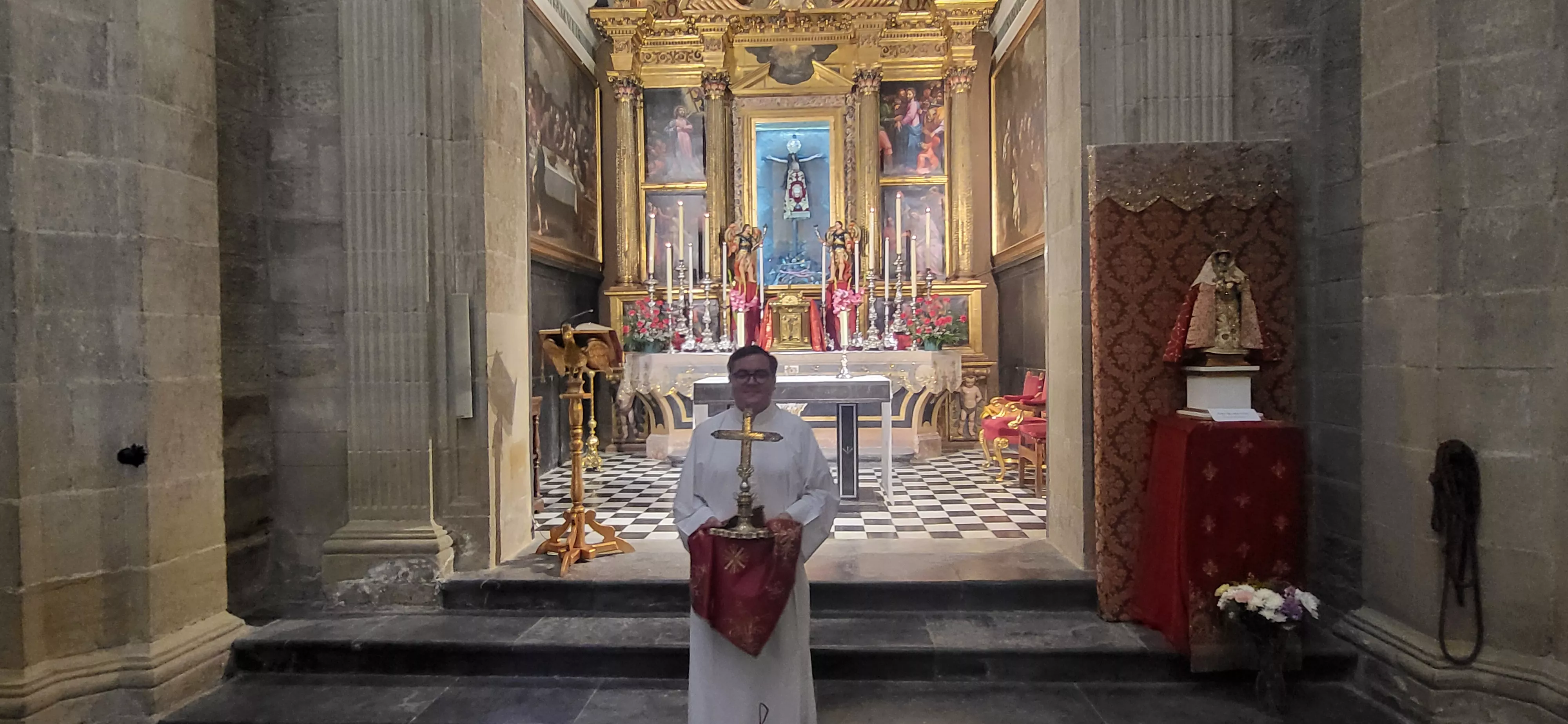 Bendición de niños y niñas ante el Santo Cristo de los Milagros. Foto Mercedes Manterola