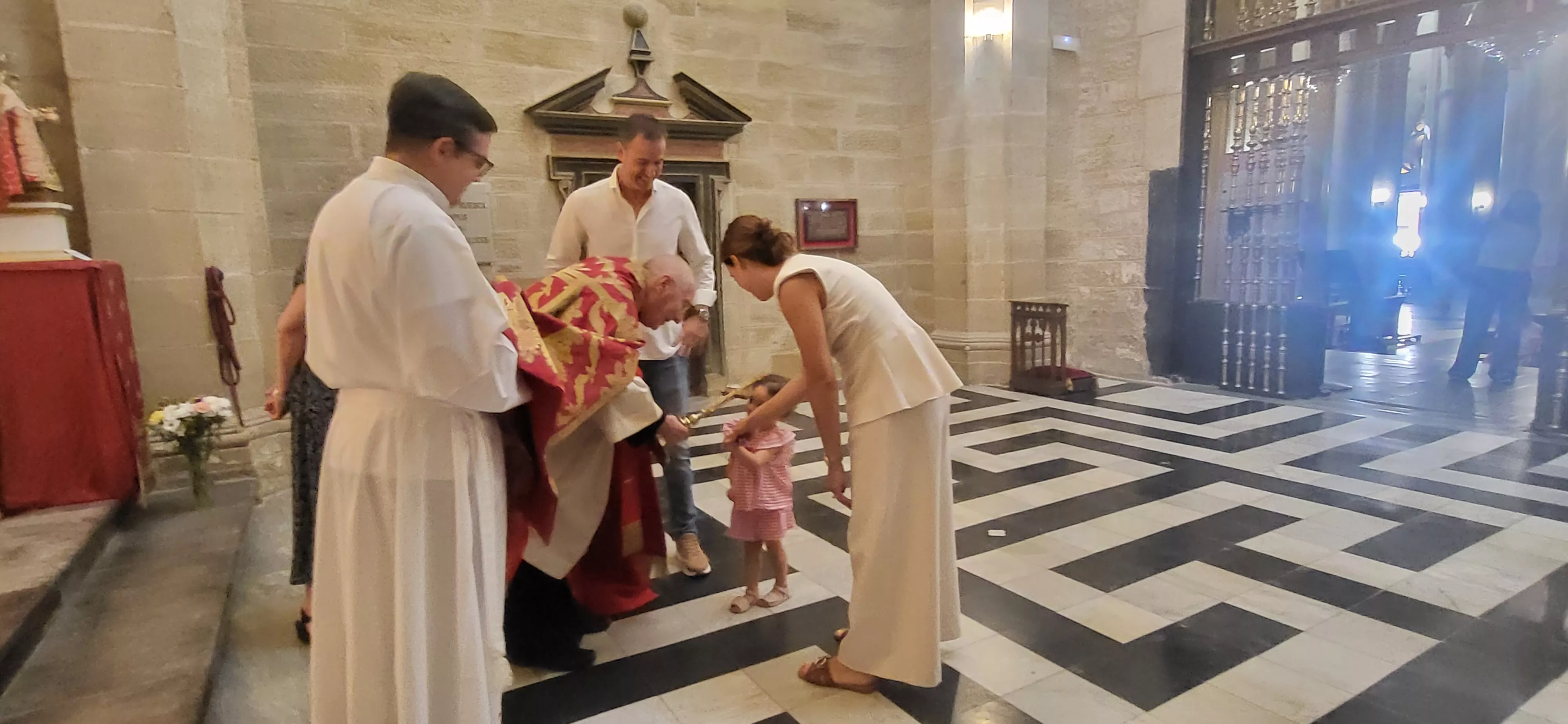 Bendición de niños y niñas ante el Santo Cristo de los Milagros. Foto Mercedes Manterola