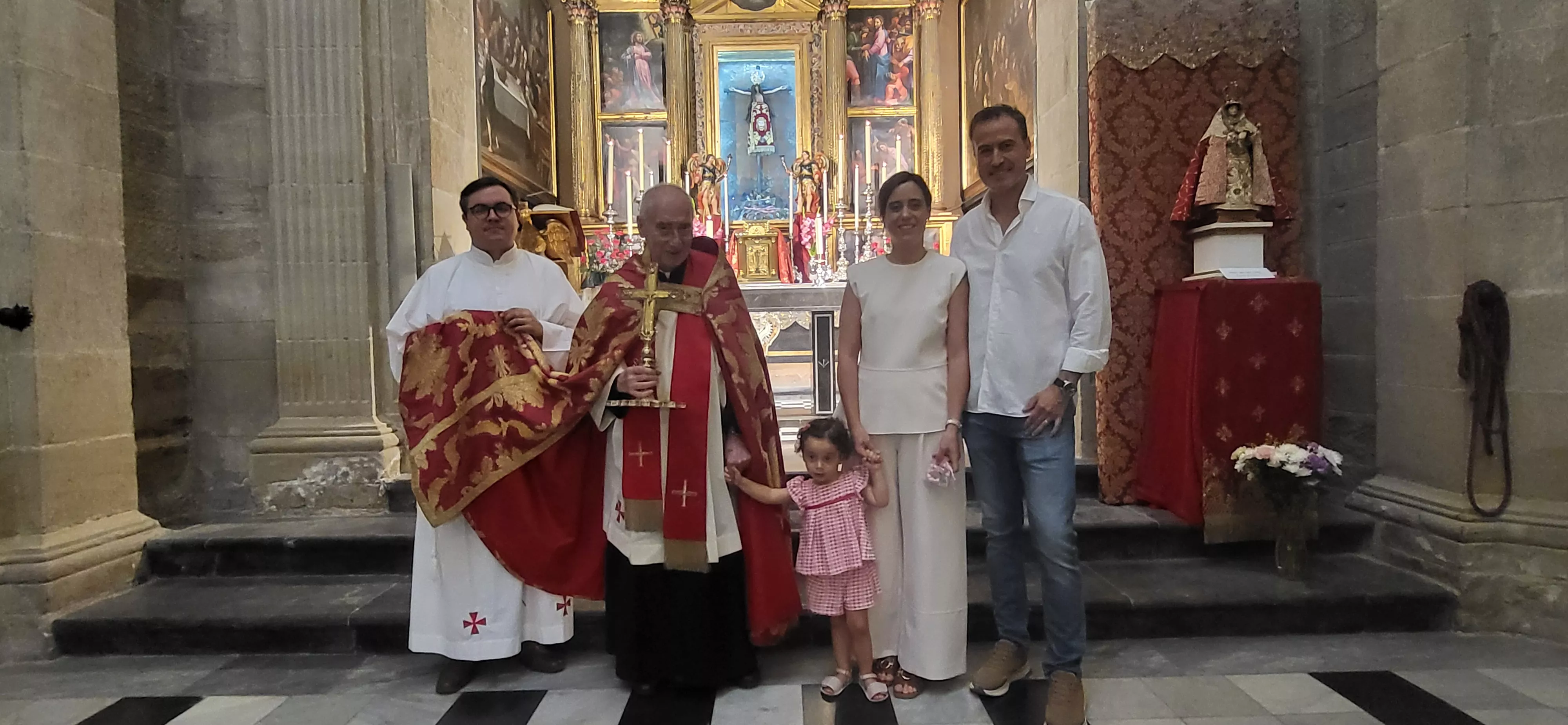 Bendición de niños y niñas ante el Santo Cristo de los Milagros. Foto Mercedes Manterola