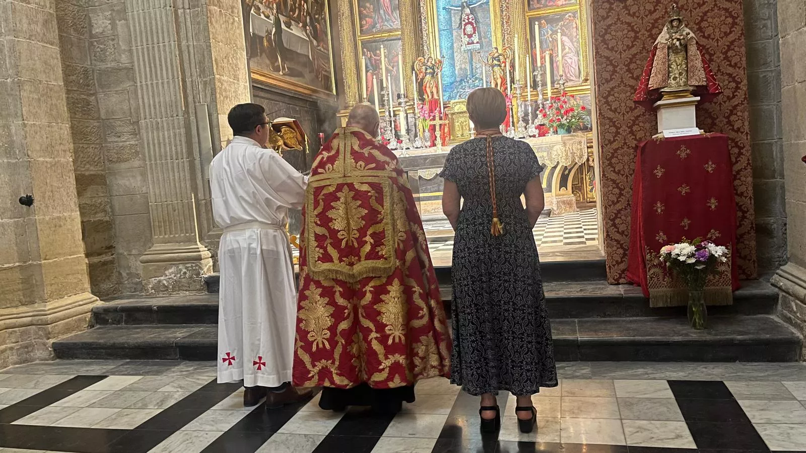 Bendición de niños y niñas ante el Santo Cristo de los Milagros. Foto Mercedes Manterola