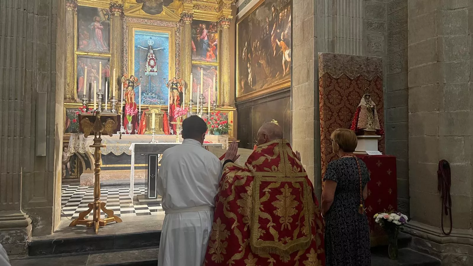 Bendición de niños y niñas ante el Santo Cristo de los Milagros. Foto Mercedes Manterola