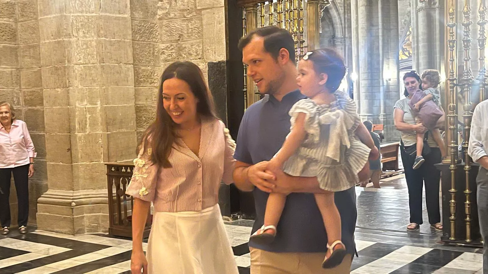 Bendición de niños y niñas ante el Santo Cristo de los Milagros. Foto Mercedes Manterola