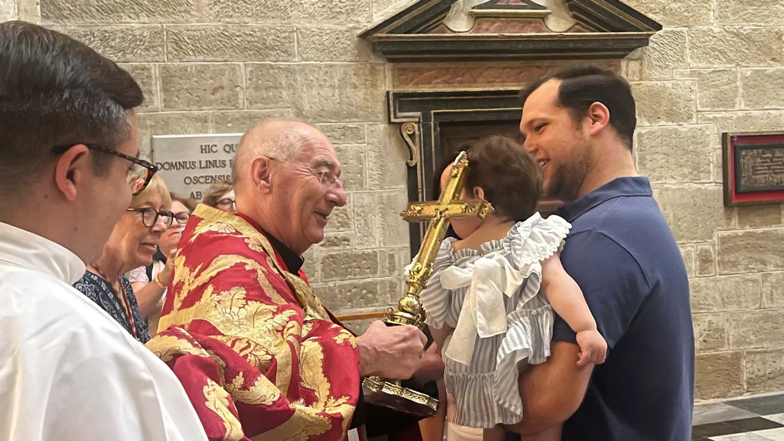 Bendición de niños y niñas ante el Santo Cristo de los Milagros. Foto Mercedes Manterola