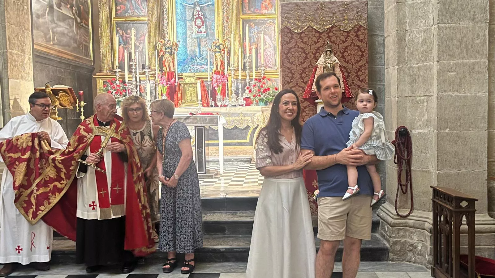 Bendición de niños y niñas ante el Santo Cristo de los Milagros. Foto Mercedes Manterola