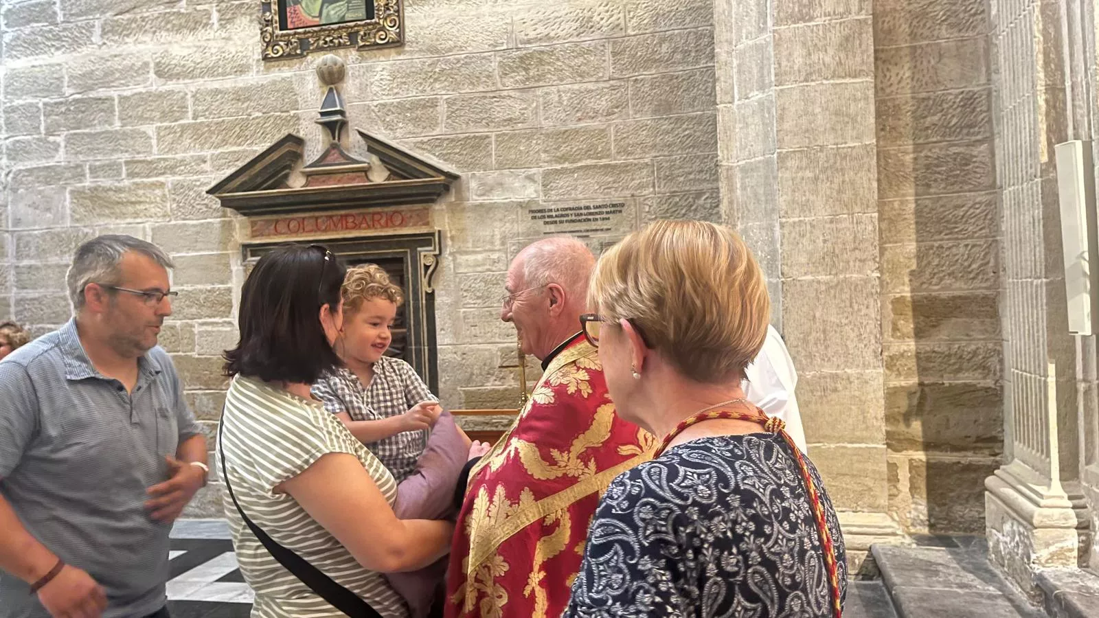 Bendición de niños y niñas ante el Santo Cristo de los Milagros. Foto Mercedes Manterola
