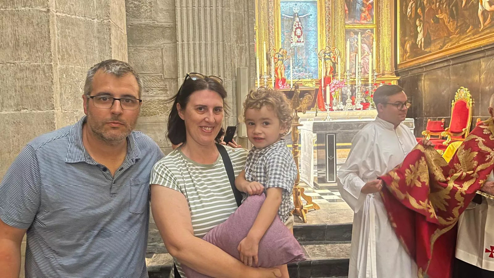 Bendición de niños y niñas ante el Santo Cristo de los Milagros. Foto Mercedes Manterola