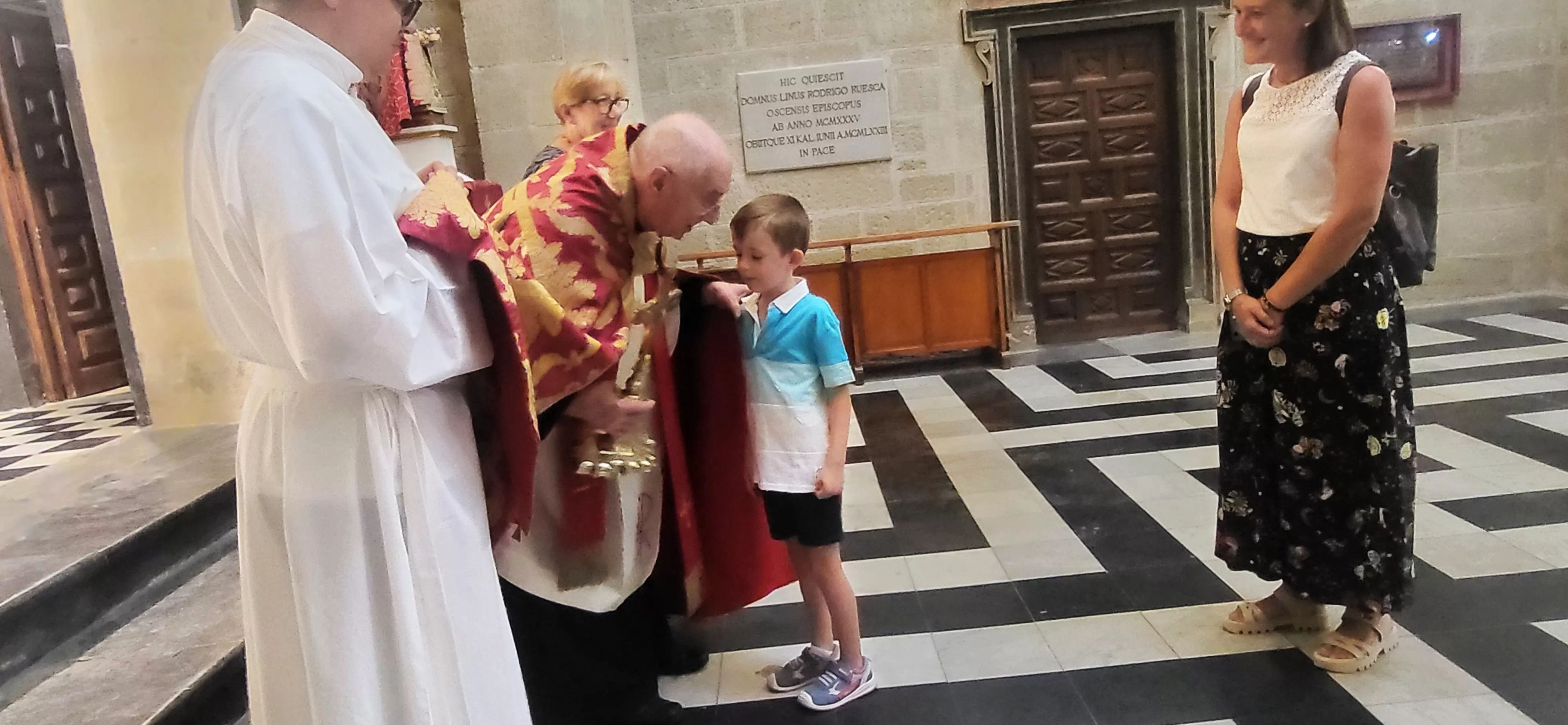 Bendición de niños y niñas ante el Santo Cristo de los Milagros. Foto Mercedes Manterola