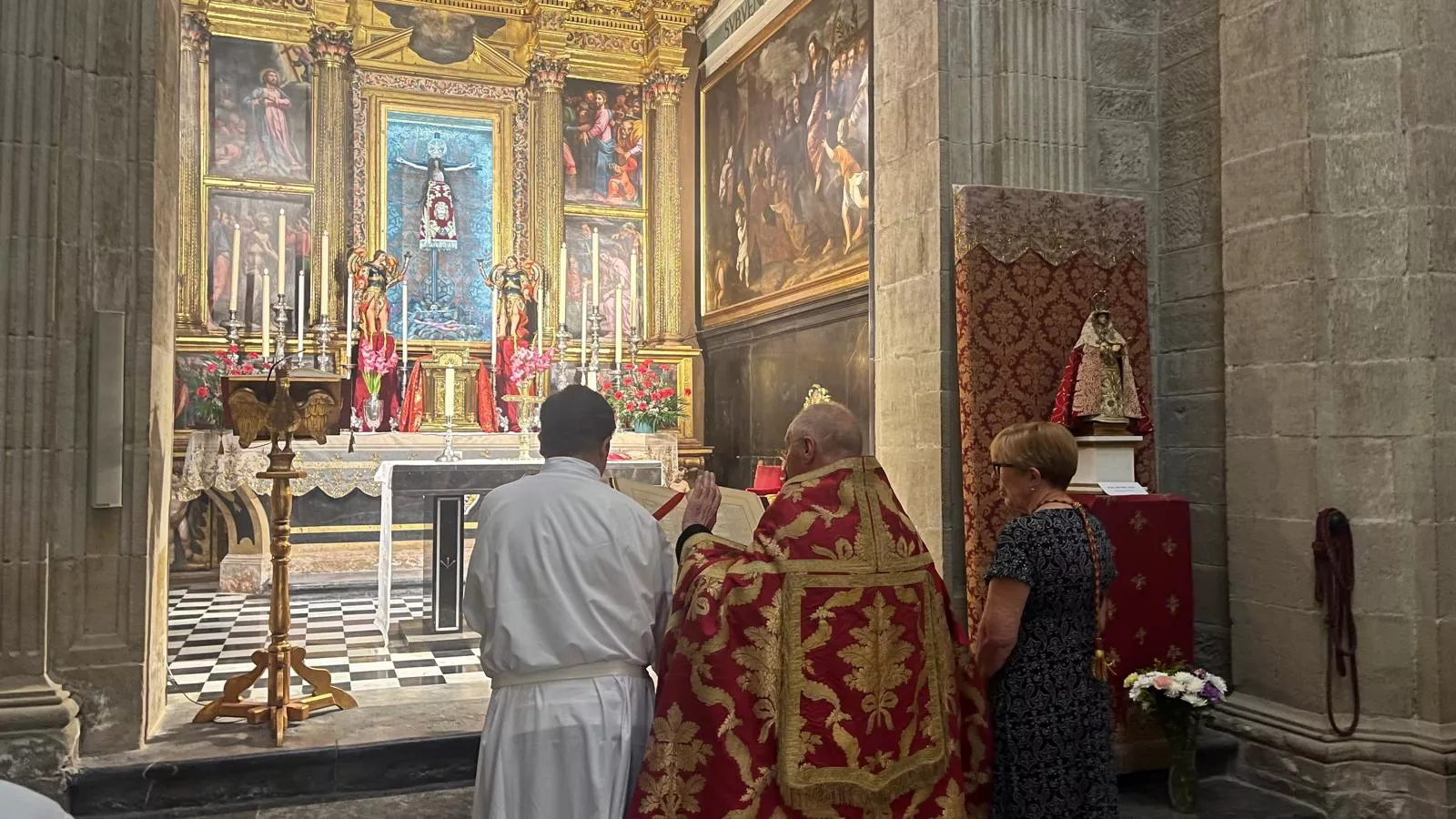 Bendición de niños y niñas ante el Santo Cristo de los Milagros. Foto Mercedes Manterola
