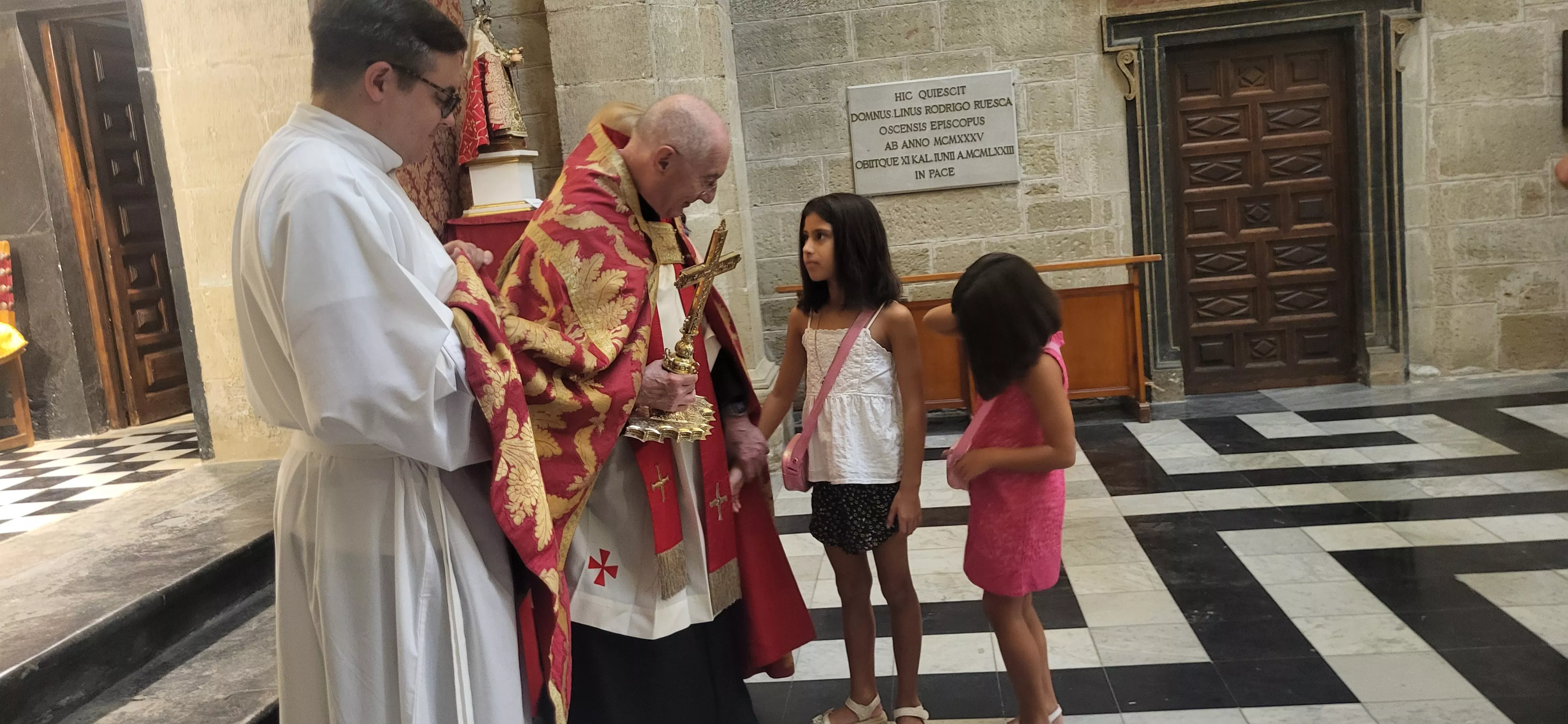 Bendición de niños y niñas ante el Santo Cristo de los Milagros. Foto Mercedes Manterola