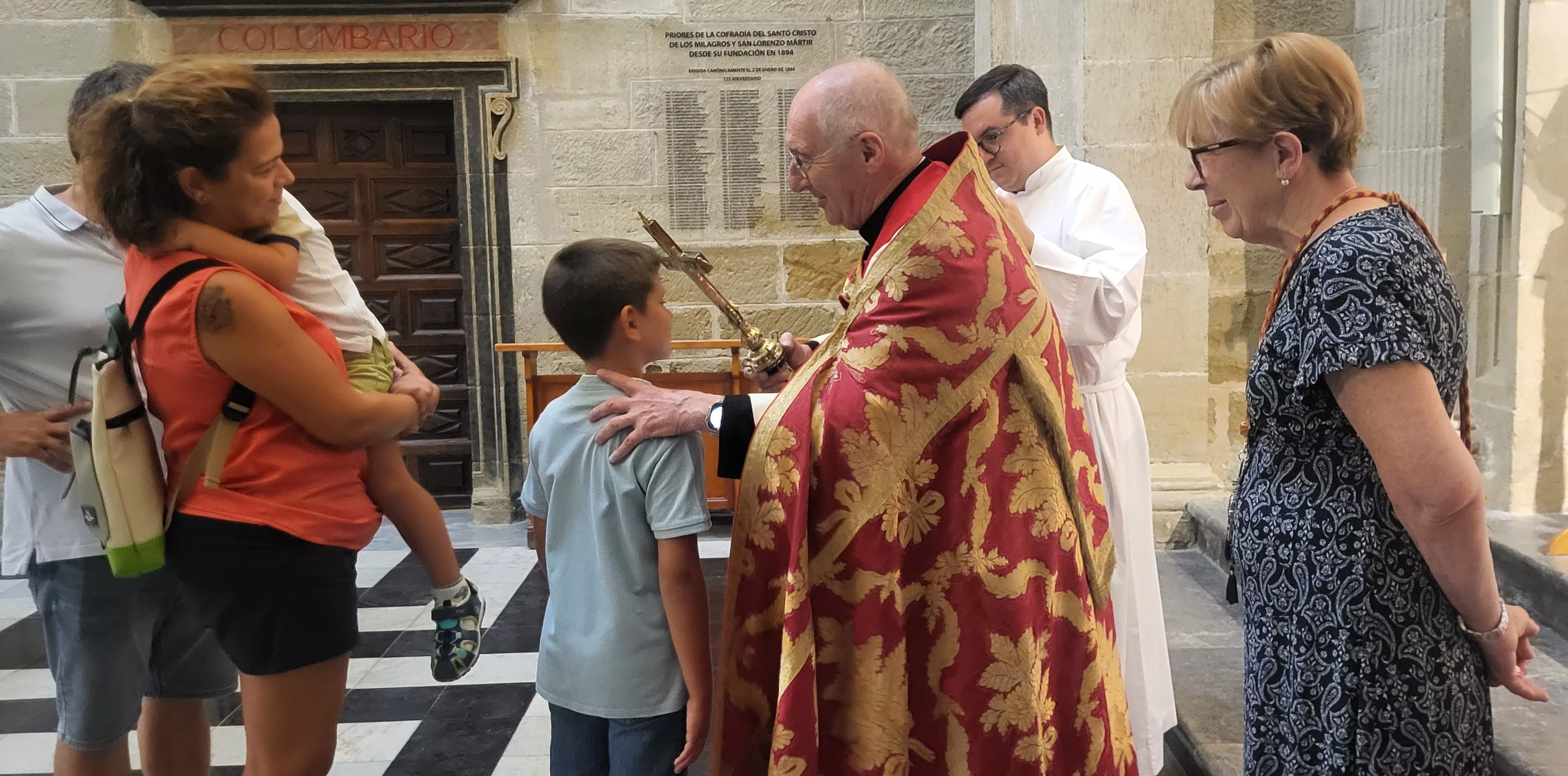 El Santo Cristo de los Milagros recibe a los más pequeños de Huesca. Foto Mercedes Manterola