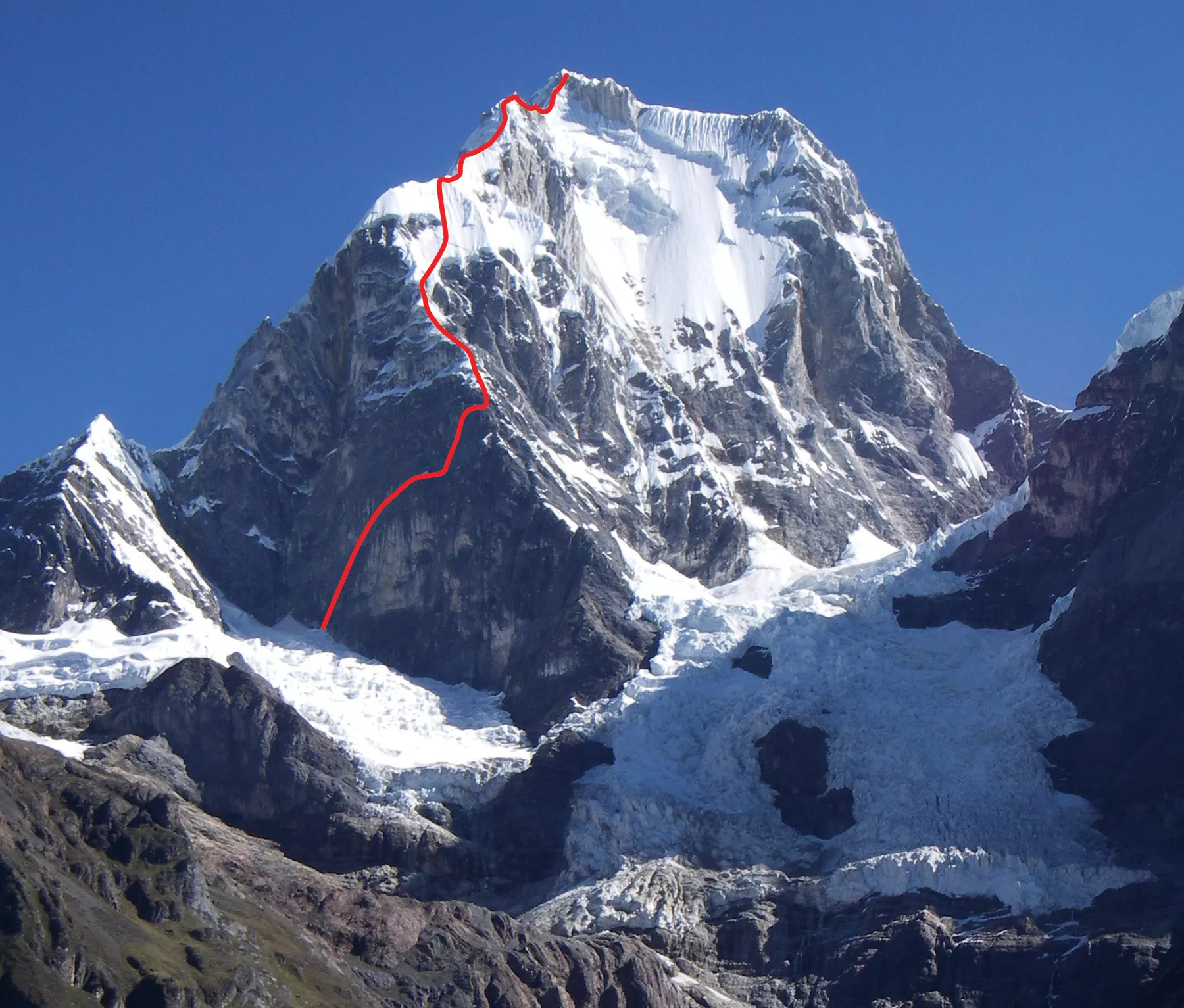 El Yerupajá y la línea por la que ascendieron. El Yerupajá y la línea por la que ascendieron.