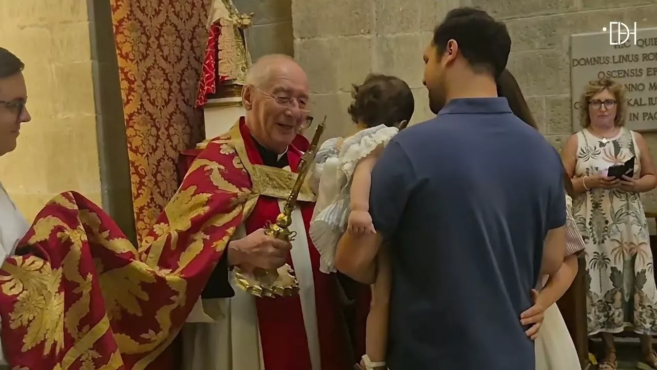 Bendición de los más pequeños ante el Santo Cristo de los Milagros