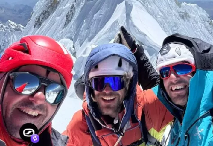 Rubén Sanmartín (derecha) con sus dos compañeros de cordada junto a la montaña.
