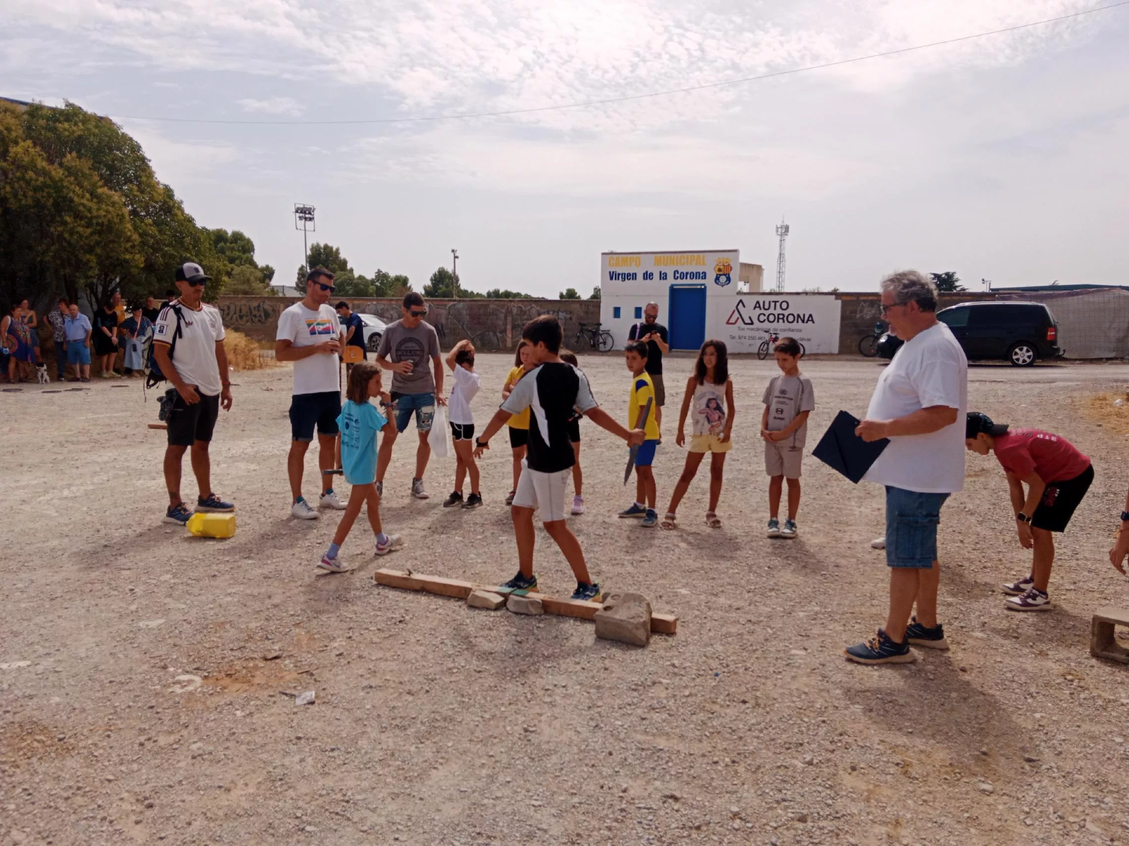 Juegos tradicionales en Almudévar, hoyetes, tiro de barra aragonesa