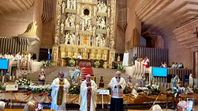 El obispo de Barbastro Monzón en el Santuario, con las figuras de la virgen de Sobrarbe y Ribagorza a su espalda El obispo de Barbastro Monzón en el Santuario, con las figuras de la virgen de Sobrarbe y Ribagorza a su espalda