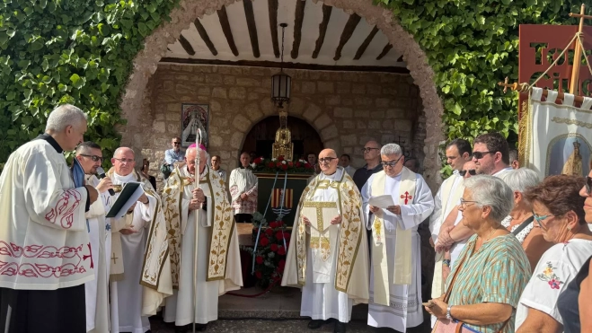 El obispo y otros celebrantes en la Ermita-Santuario El obispo y otros celebrantes en la Ermita-Santuario