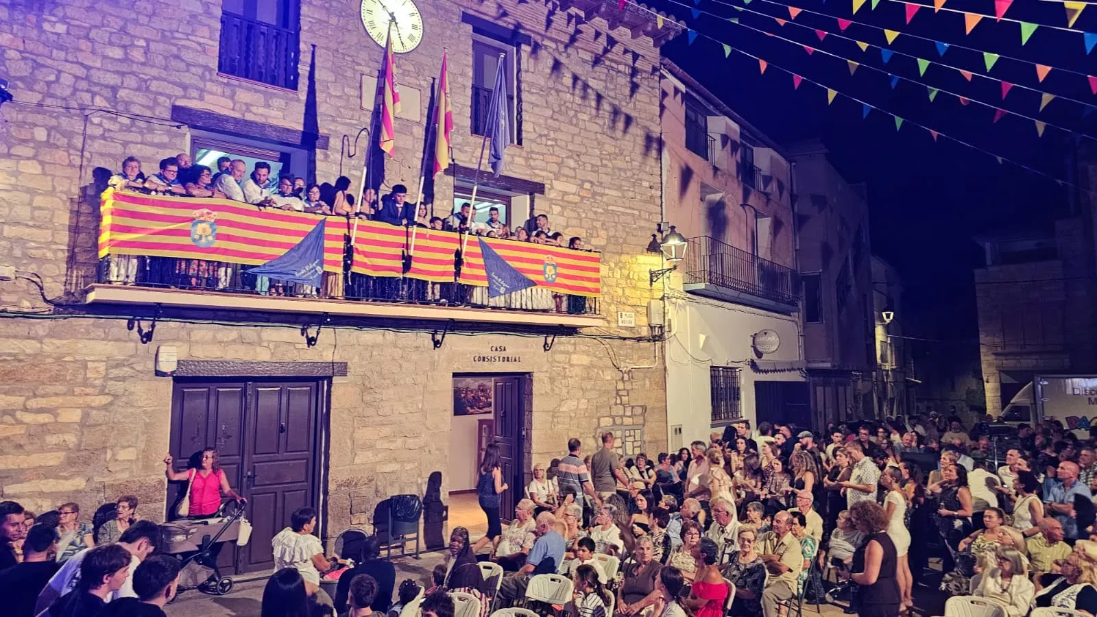 Ontiñena arranca sus fiestas con un homenaje a los colectivos que han luchado contra los incendios.