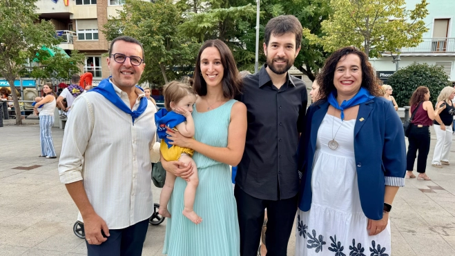 César y Patricia Rivera junto con una familia participante en el acto. César y Patricia Rivera junto con una familia participante en el acto.