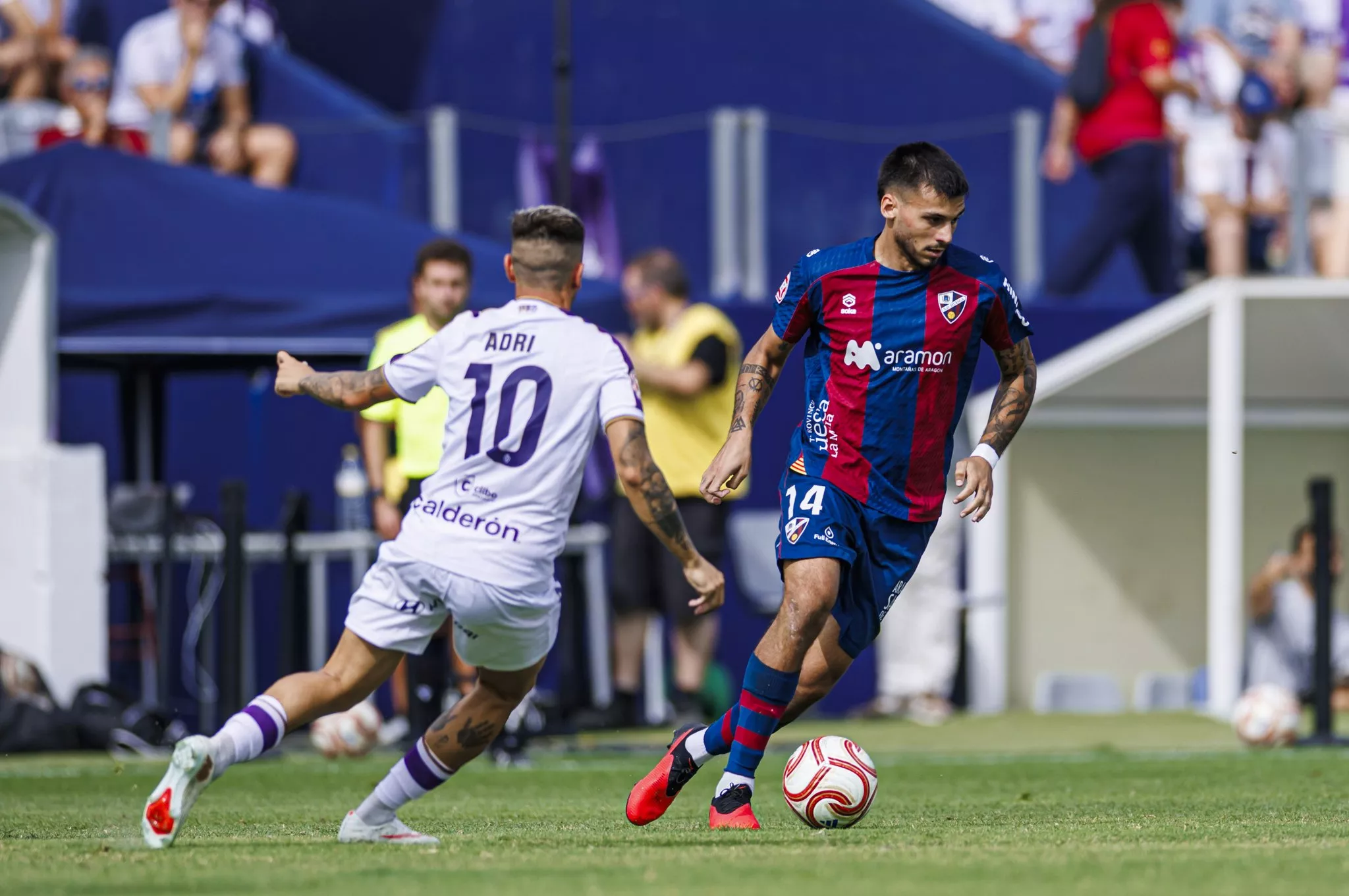 Mario García conduce un balón en el partido del Huesca en Jaén.
