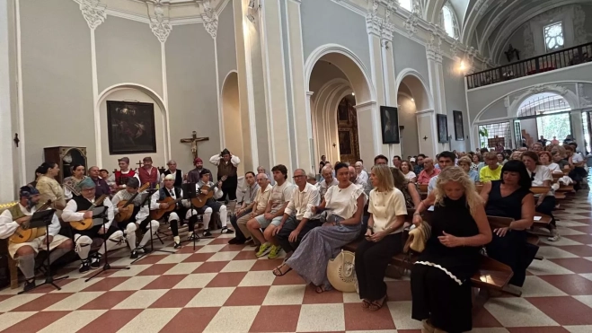 Ermita de Nuestra Señora de Salas y de la Huerta durante la misa. Foto Mercedes Manterola Ermita de Nuestra Señora de Salas y de la Huerta durante la misa. Foto Mercedes Manterola
