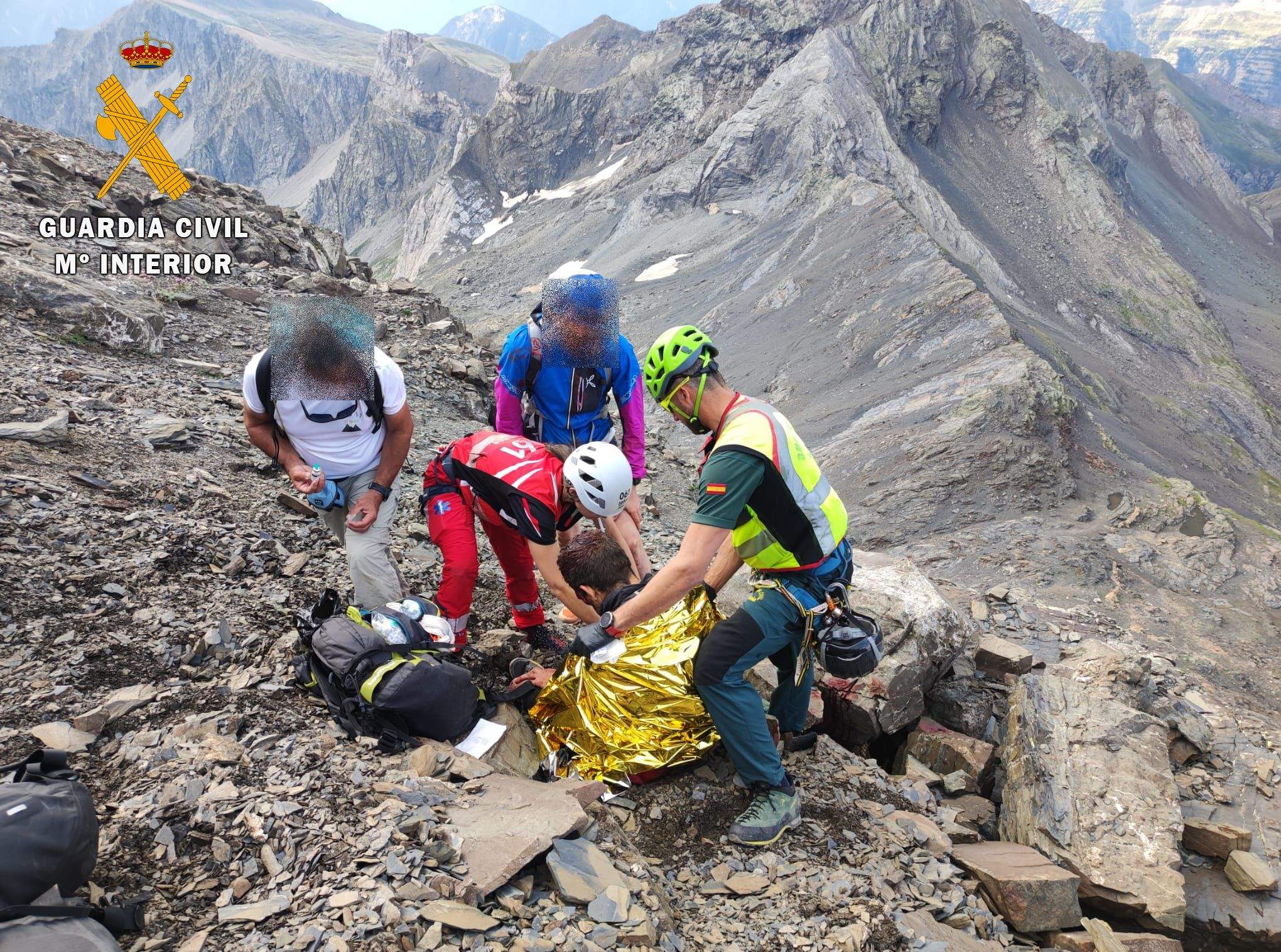Imagen del rescate del montañero francés que perdió la consciencia en el Pico La Munia de Bielsa