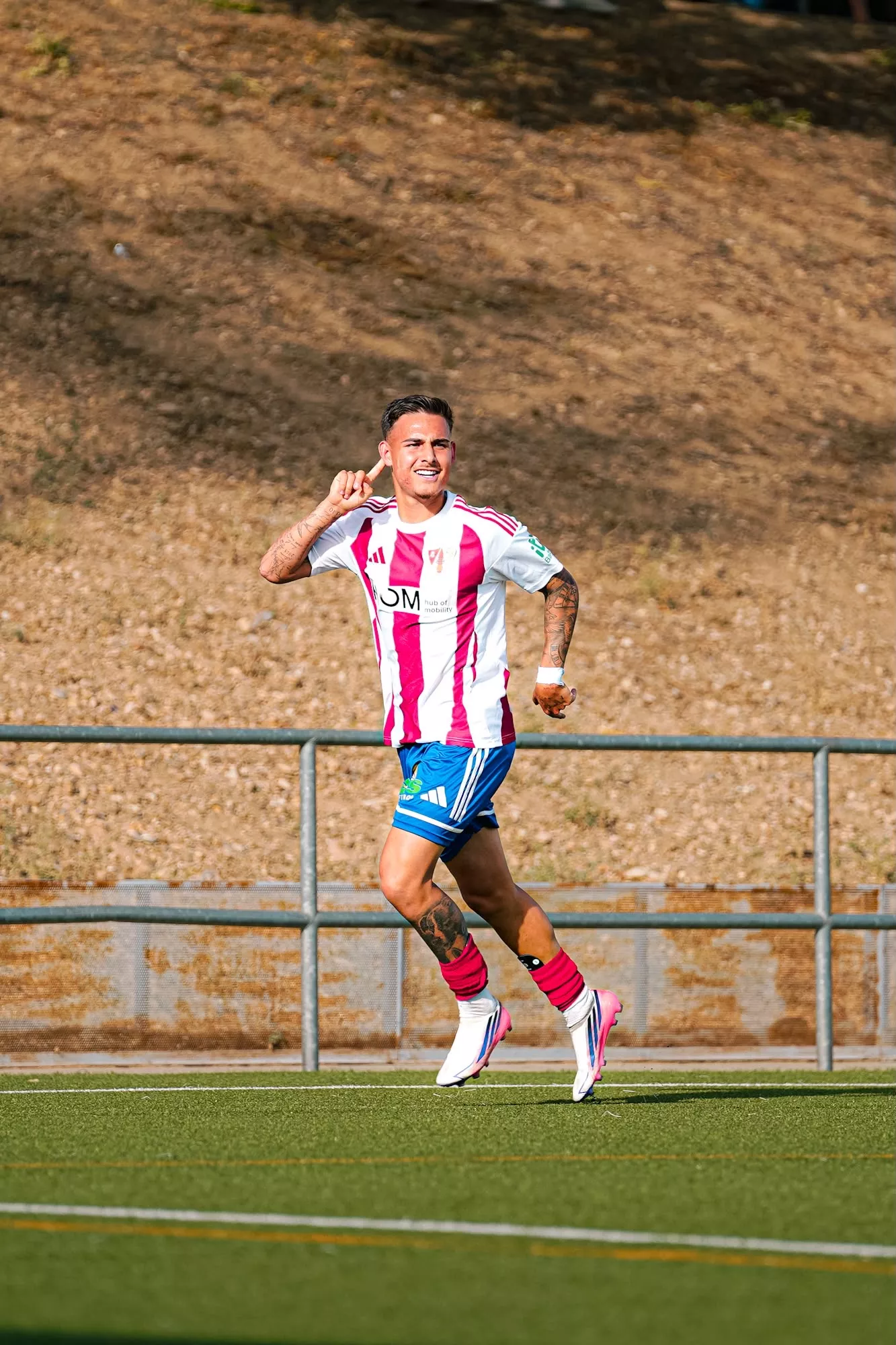 Iker Gil celebra un gol ante el Girona B. Foto: Didac Torres