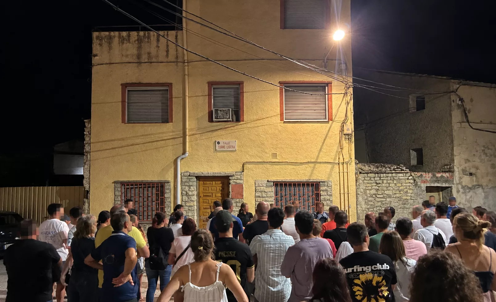 Más de 300 vecinos de Almudévar claman contra las okupaciones en una noche de máxima tensión. Foto Mercedes Manterola