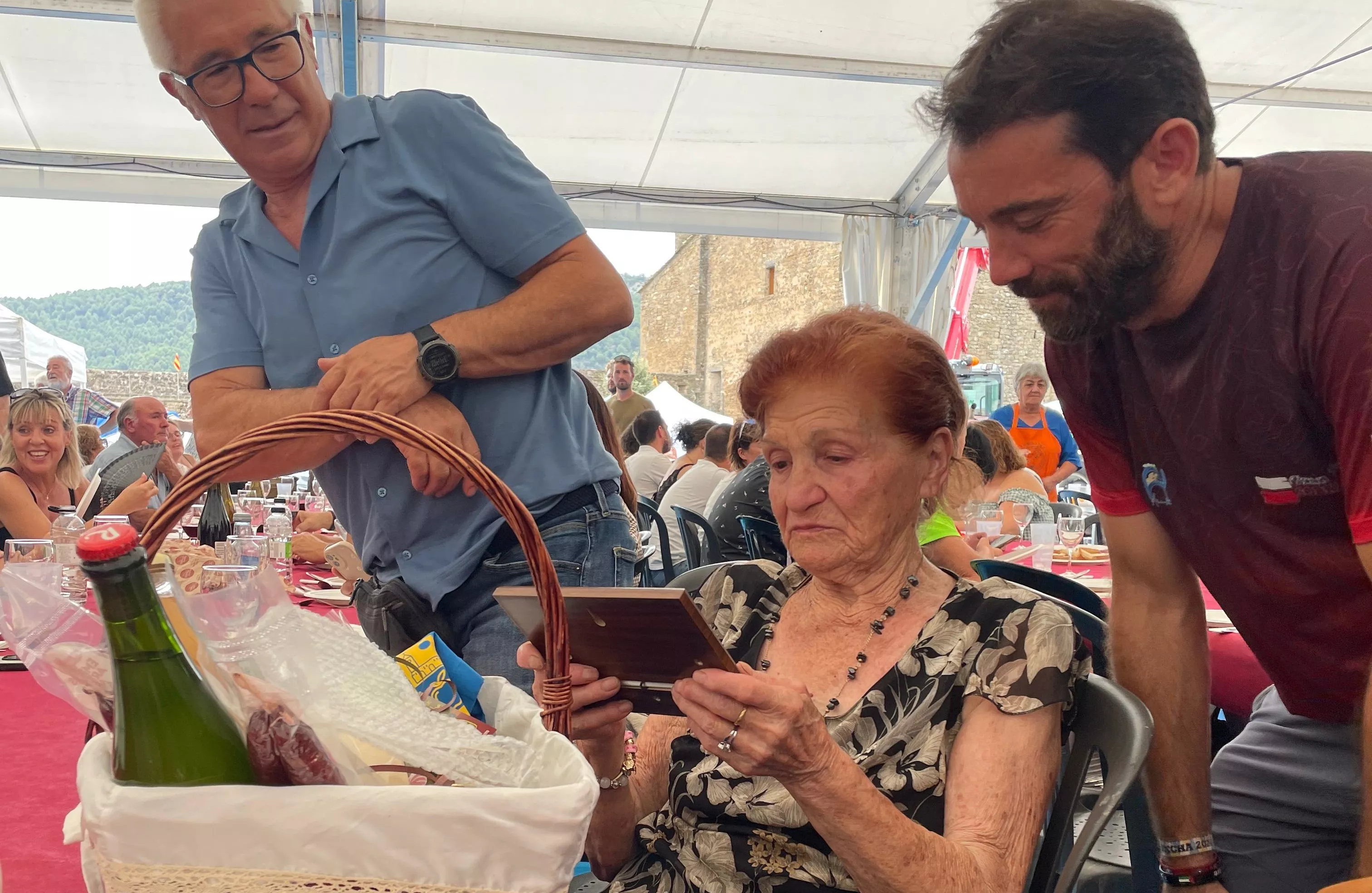 La madre de Antonio Betato recibe una placa de homenaje a su hijo.