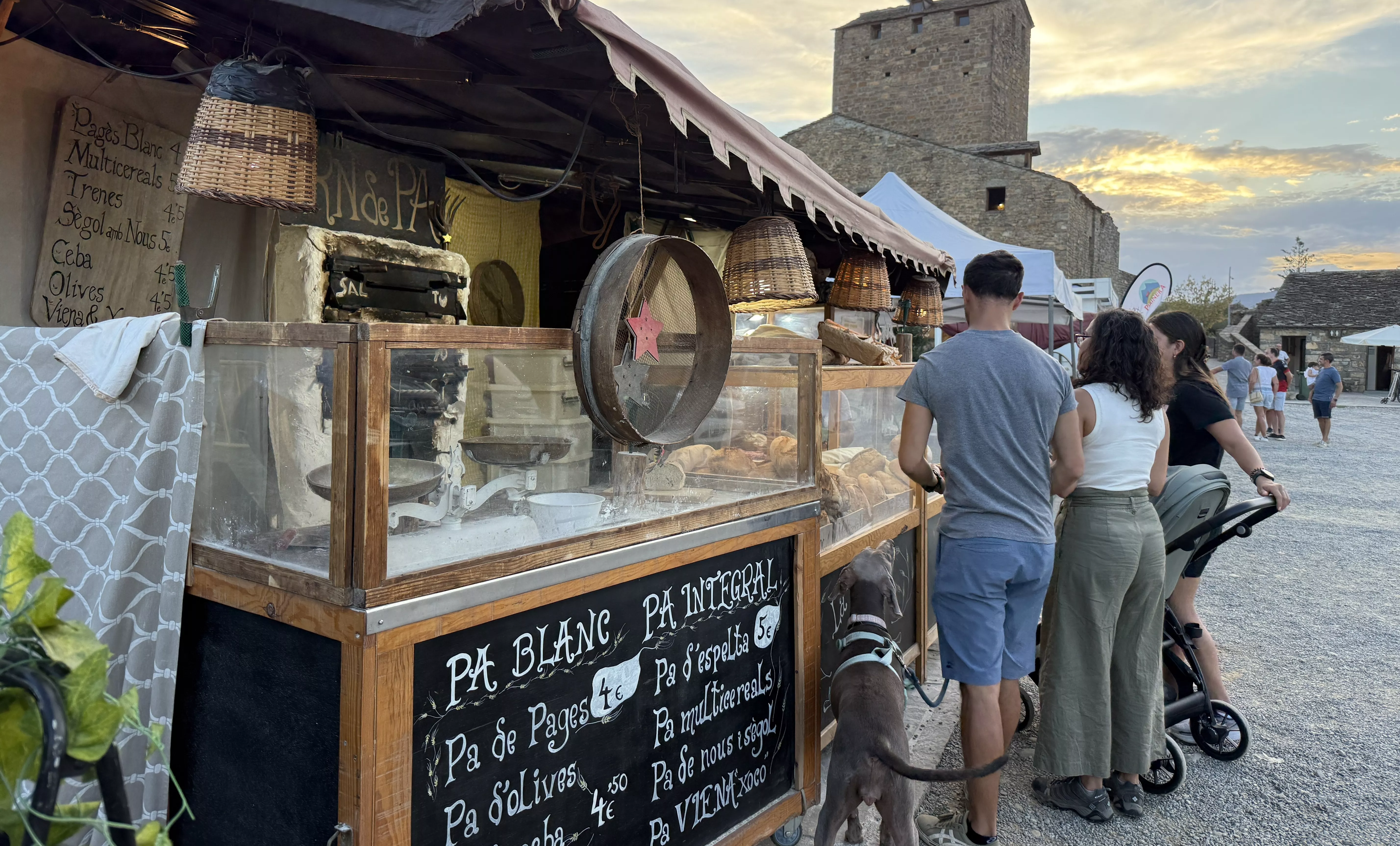 Puesto de pan en la zona exterior de la carpa con buena clientela durante la tarde del domingo.